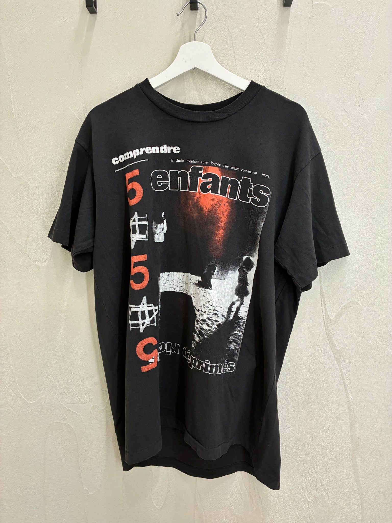 ENFANTS RICHES DÉPRIMÉS グラフィックTシャツ Poppy Kid T-Shirt in Black/White – SVRN