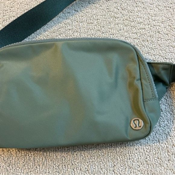 Lululemon New Lululemon Wear everywhere Belt Bag Green Size ONE SIZE - 5 Thumbnail