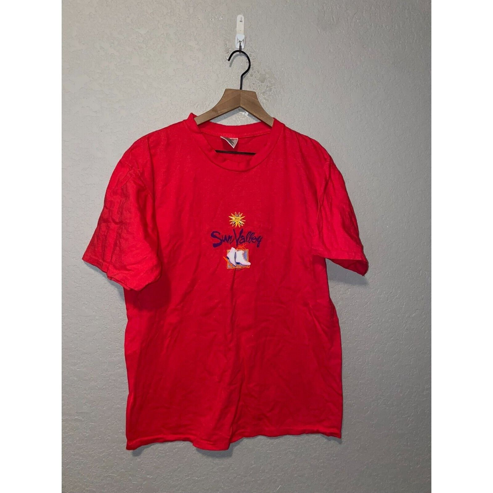 Vintage Vintage Sun Valley Shirt Ice Skating Shoes Red Tee 90s VTG L Size US L / EU 52-54 / 3 - 1 Thumbnail
