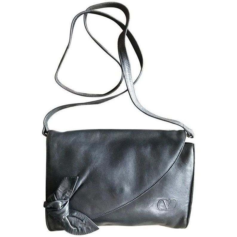 Valentino VALENTINO Vintage Garavani, Black nappa leather clutch purse, shoulder bag with tied bow, ribbon and V logo motif at front Size ONE SIZE - 1 Preview