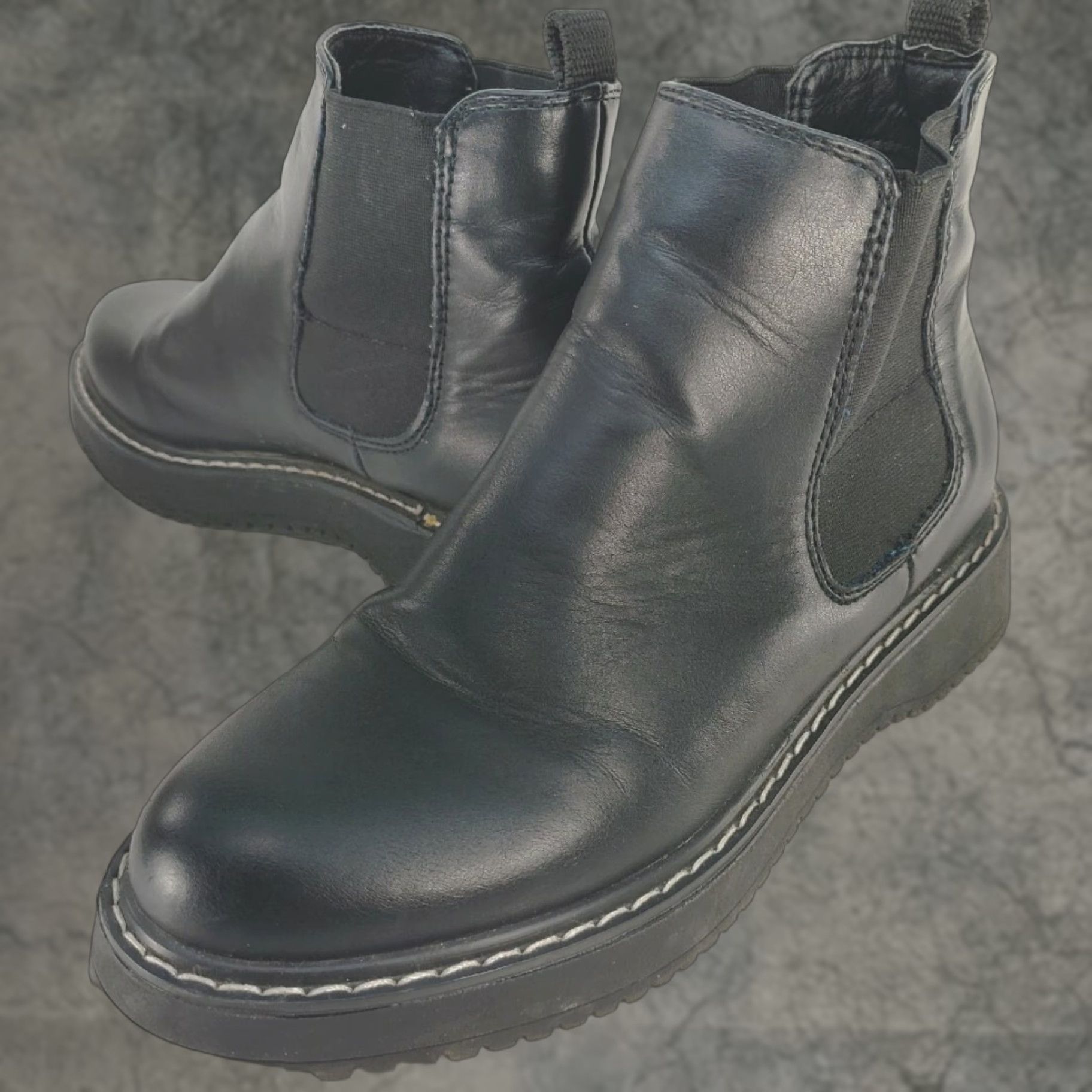 Vintage Madden Girl Women's Kweenn Chelsea Boots Slip On Black Leather 6B Casual Boots Women Mens? Size US 6 / IT 36 - 1 Thumbnail