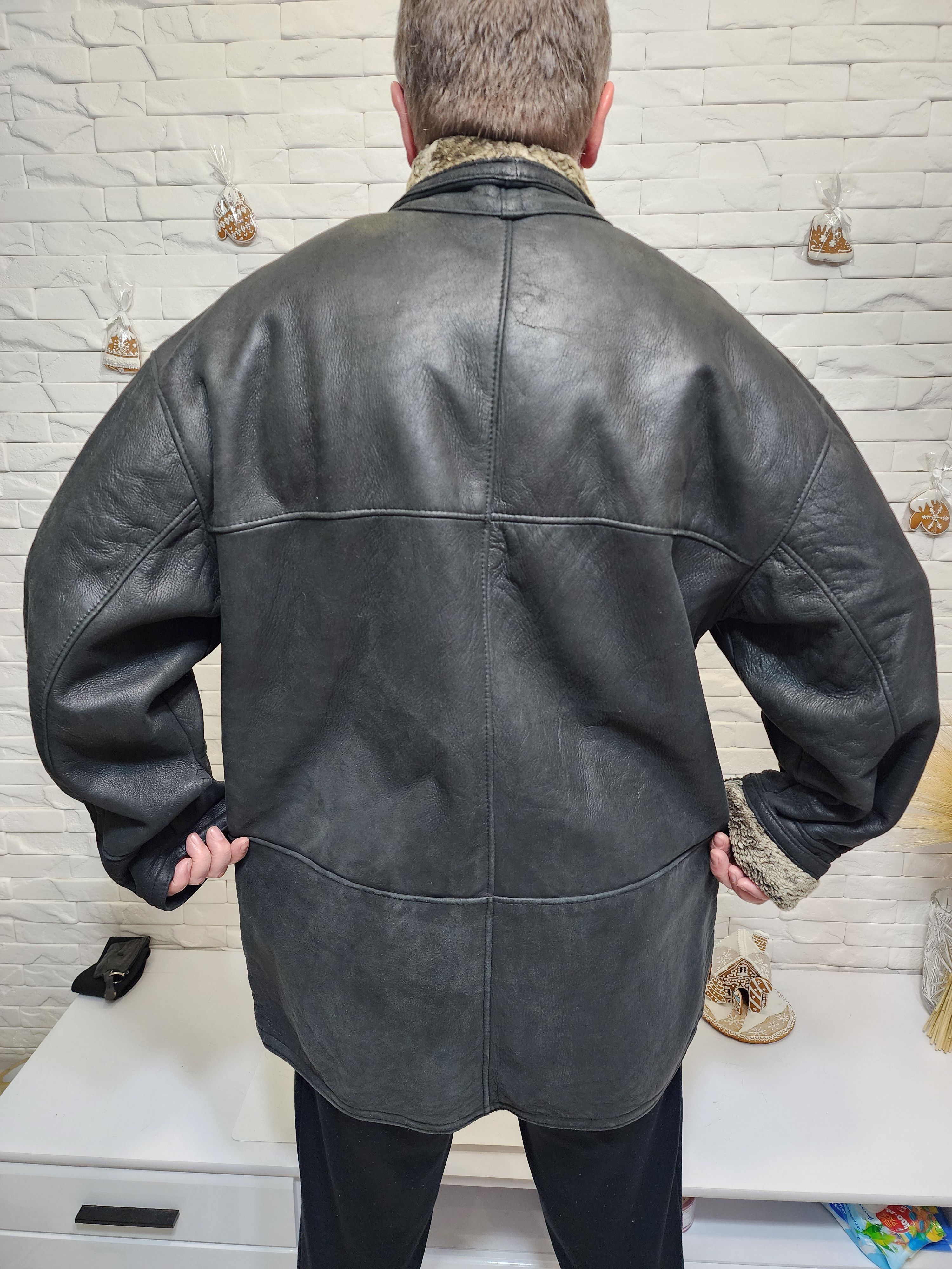 Uniqlo Men's Black Sheepskin Coat: Genuine Fur, Zipper Closure Size US XL / EU 56 / 4 - 5 Thumbnail