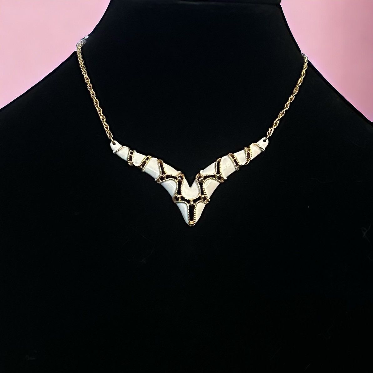 Vintage Vintage art deco white chevron necklace Size ONE SIZE - 1 Thumbnail