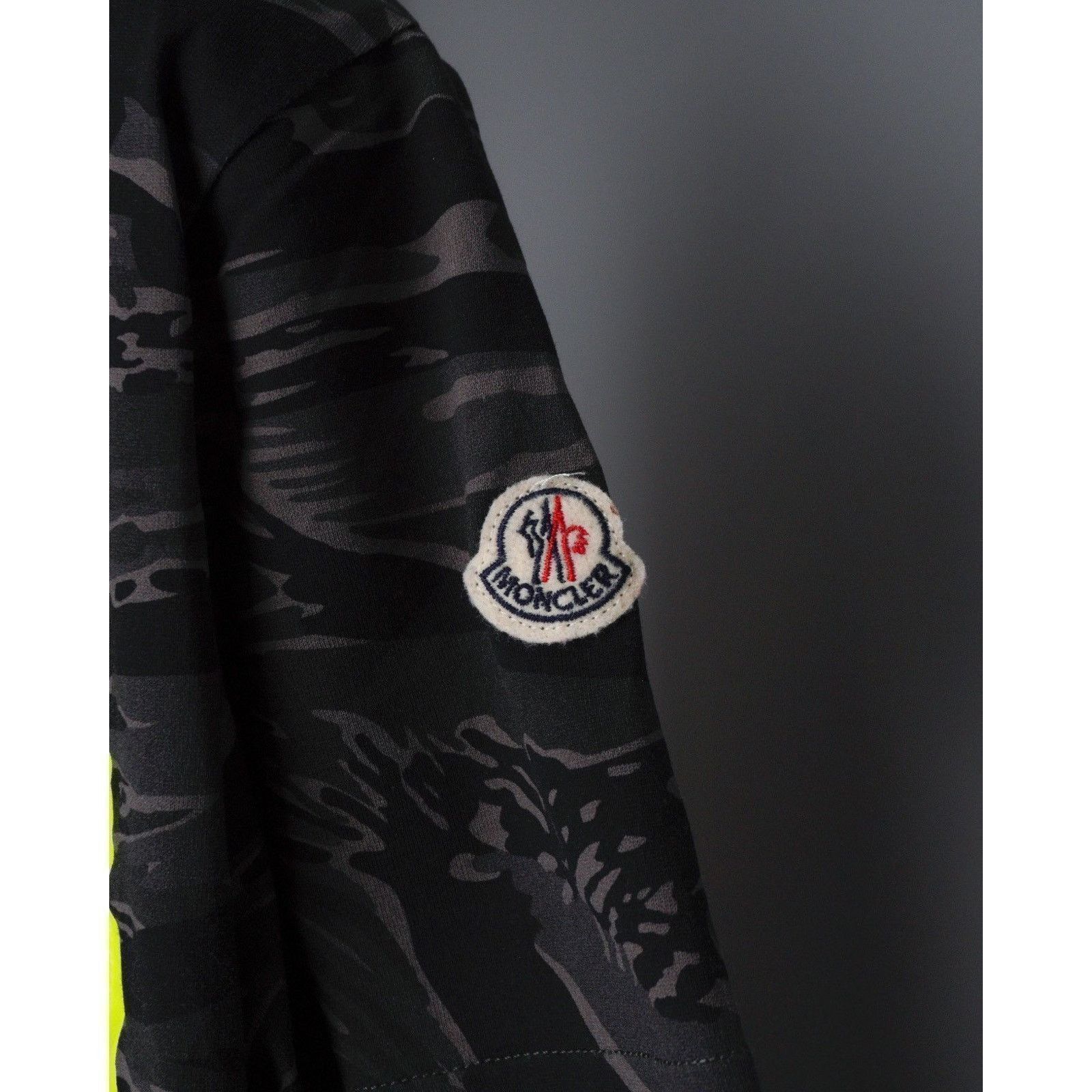 Moncler Moncler logo grey tee shirt Size US L / EU 52-54 / 3 - 4 Thumbnail