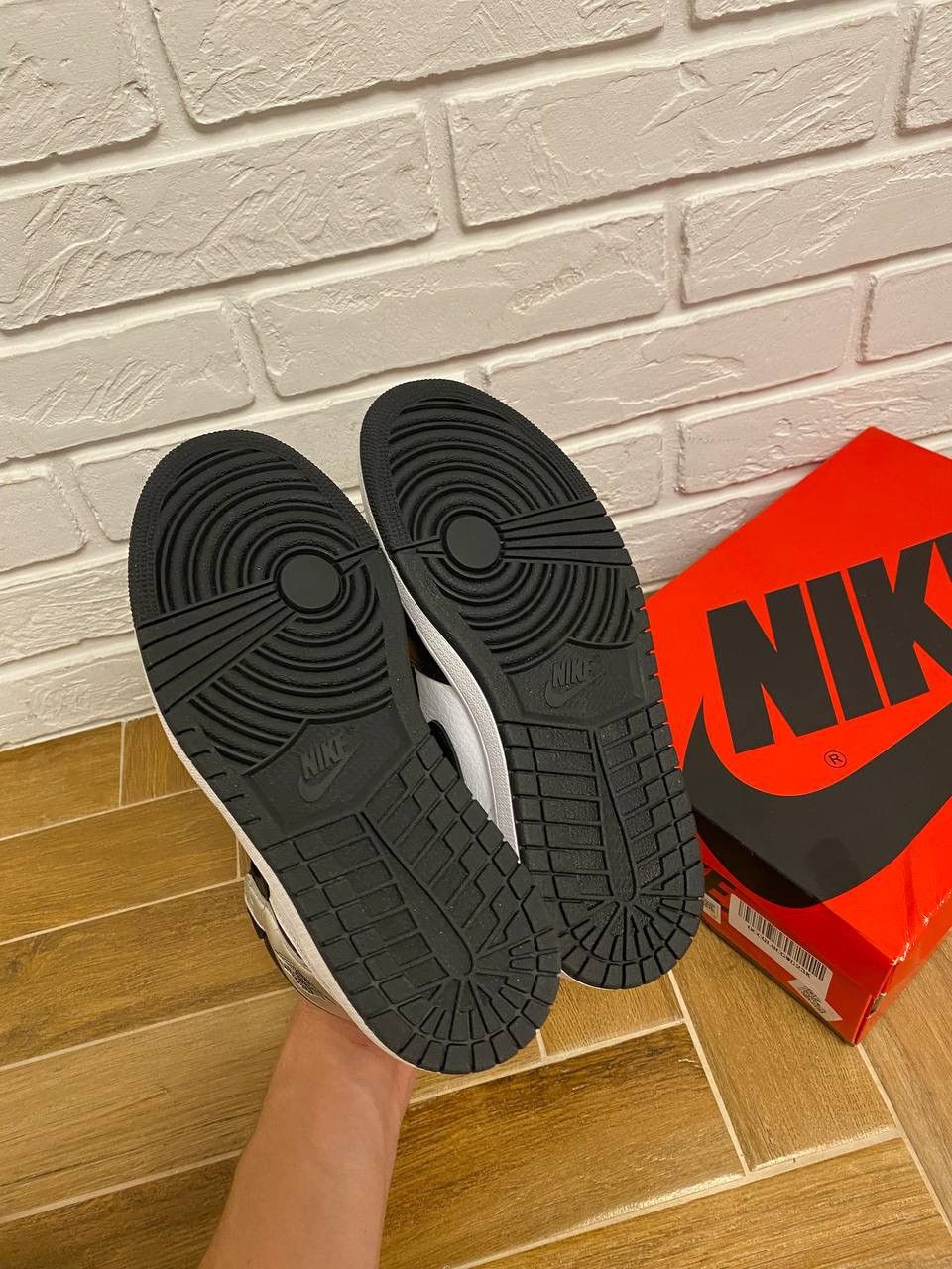 Jordan Brand Nike Jordan 1 Retro High Silver Toe (W) CD0461-001 Size US 6.5 / IT 36.5 - 11 Thumbnail
