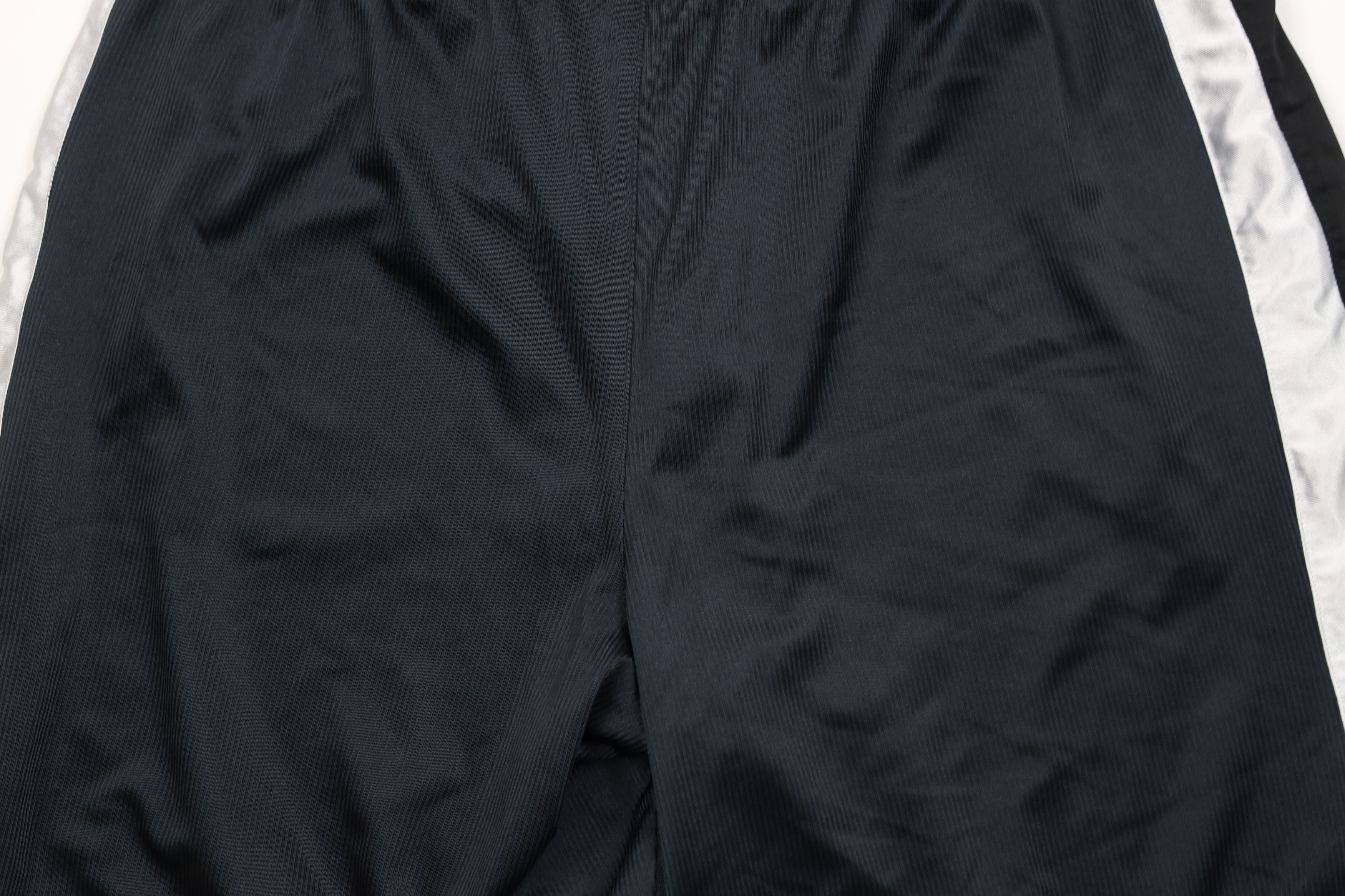 Nike Vintage Nike Mini Swoosh Heavyweight Gym Basketball Shorts Size US 38 / EU 54 - 13 Thumbnail