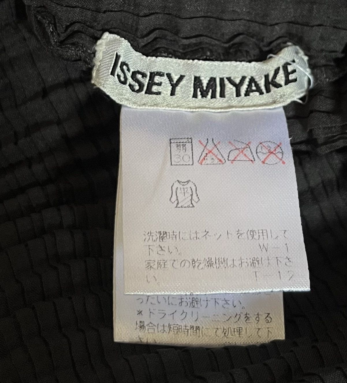Issey Miyake TAX FREE 🇺🇸 issey miyake faded charcoal black pleated tee Size US M / EU 48-50 / 2 - 4 Thumbnail