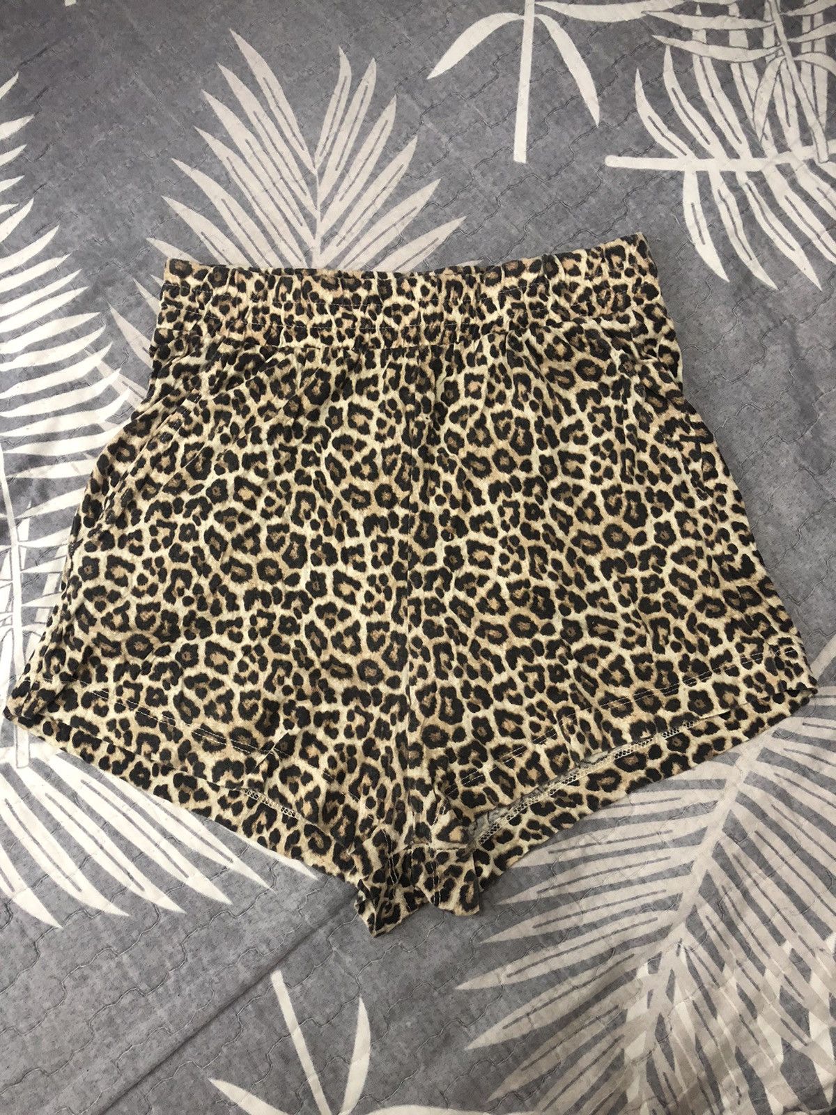 H&M H&M leopard short pants Size 27" / US 4 / IT 40 - 1 Thumbnail