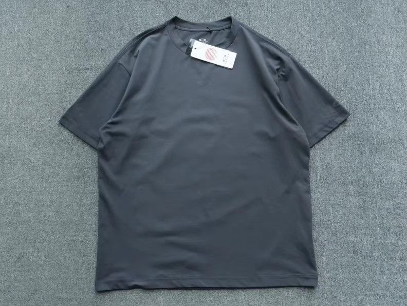 Oakley Oakley Moisture-Wicking Quick-Dry Short Sleeve T-Shirt Size US XL / EU 56 / 4 - 1 Thumbnail