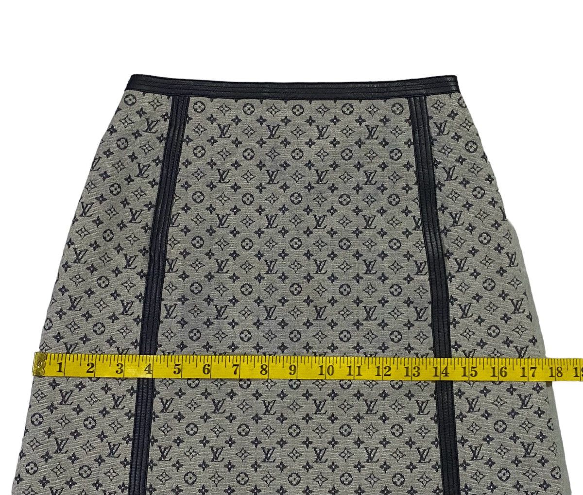Louis Vuitton Vintage Louis Vuitton 2000 Runway Monogram Canvas Skirt Size 24" / US 00 / IT 34 - 6 Thumbnail