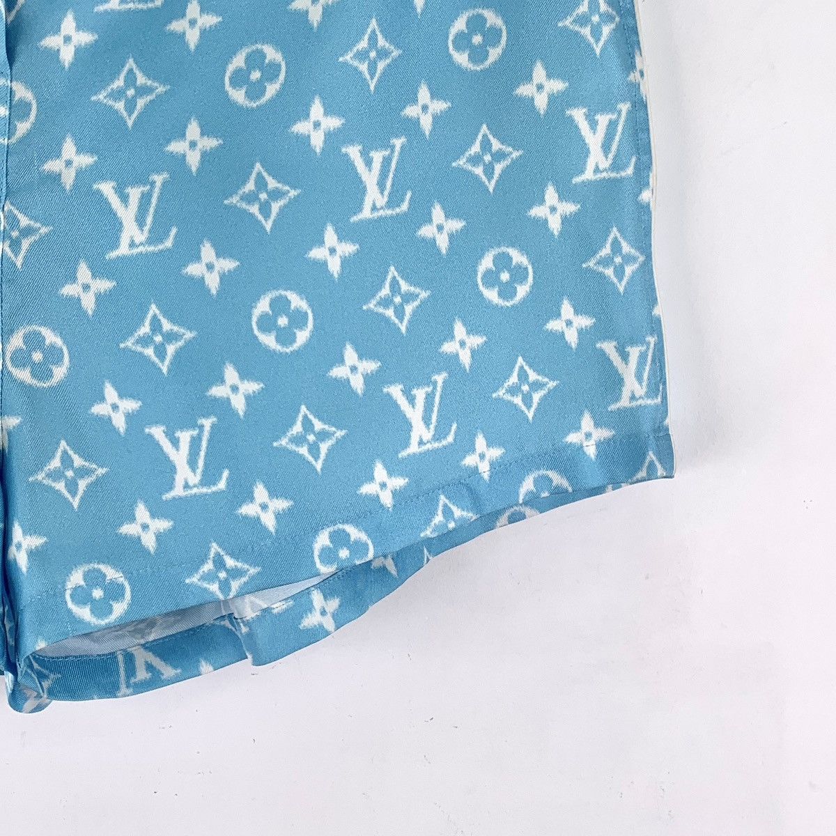 Louis Vuitton Louis Vuitton Blue All-over Print Silk Casual Shorts K26WX Size 25" / US 0 / IT 36 - 4 Thumbnail