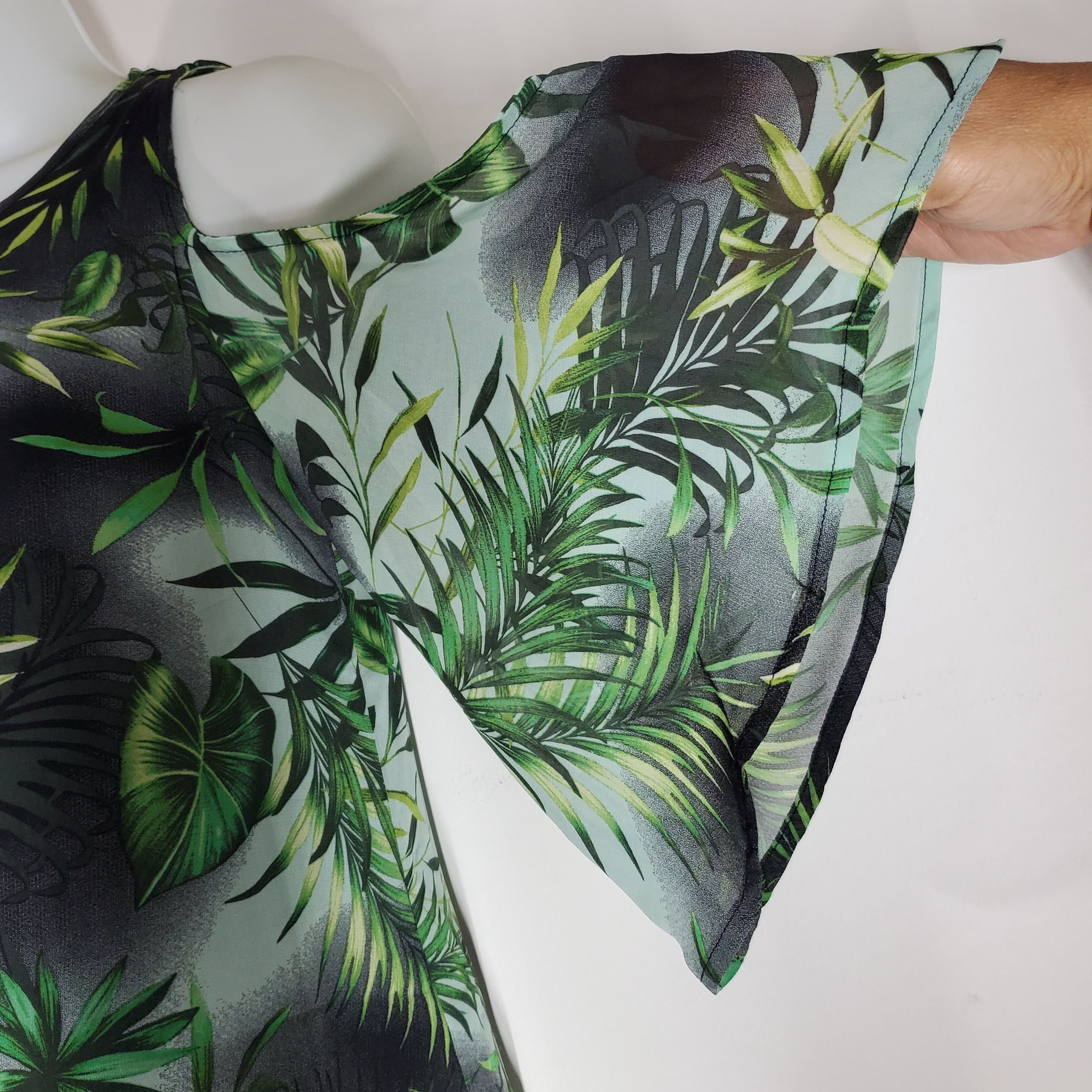 Vince Camuto Vince Camuto Size XXS Blouse Floral Foliage Plants Black Size XXS / US 00 / IT 34 - 6 Thumbnail