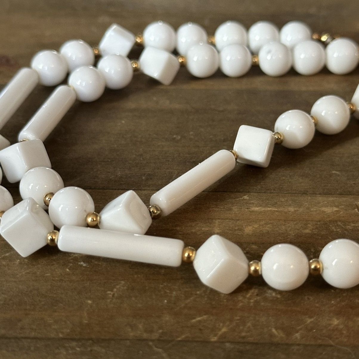 Vintage Vintage white lucite bead necklace Size ONE SIZE - 3 Thumbnail