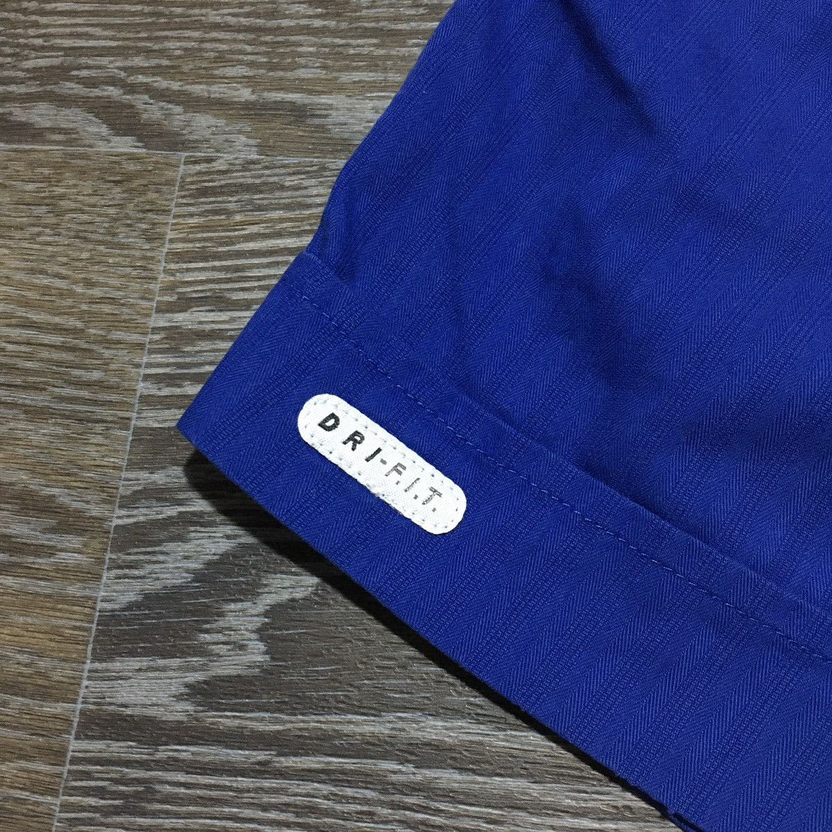 Nike Vintage 90s NIKE Swoosh Logo Embroidery Dri-Fit Shorts Size US 32 / EU 48 - 4 Thumbnail