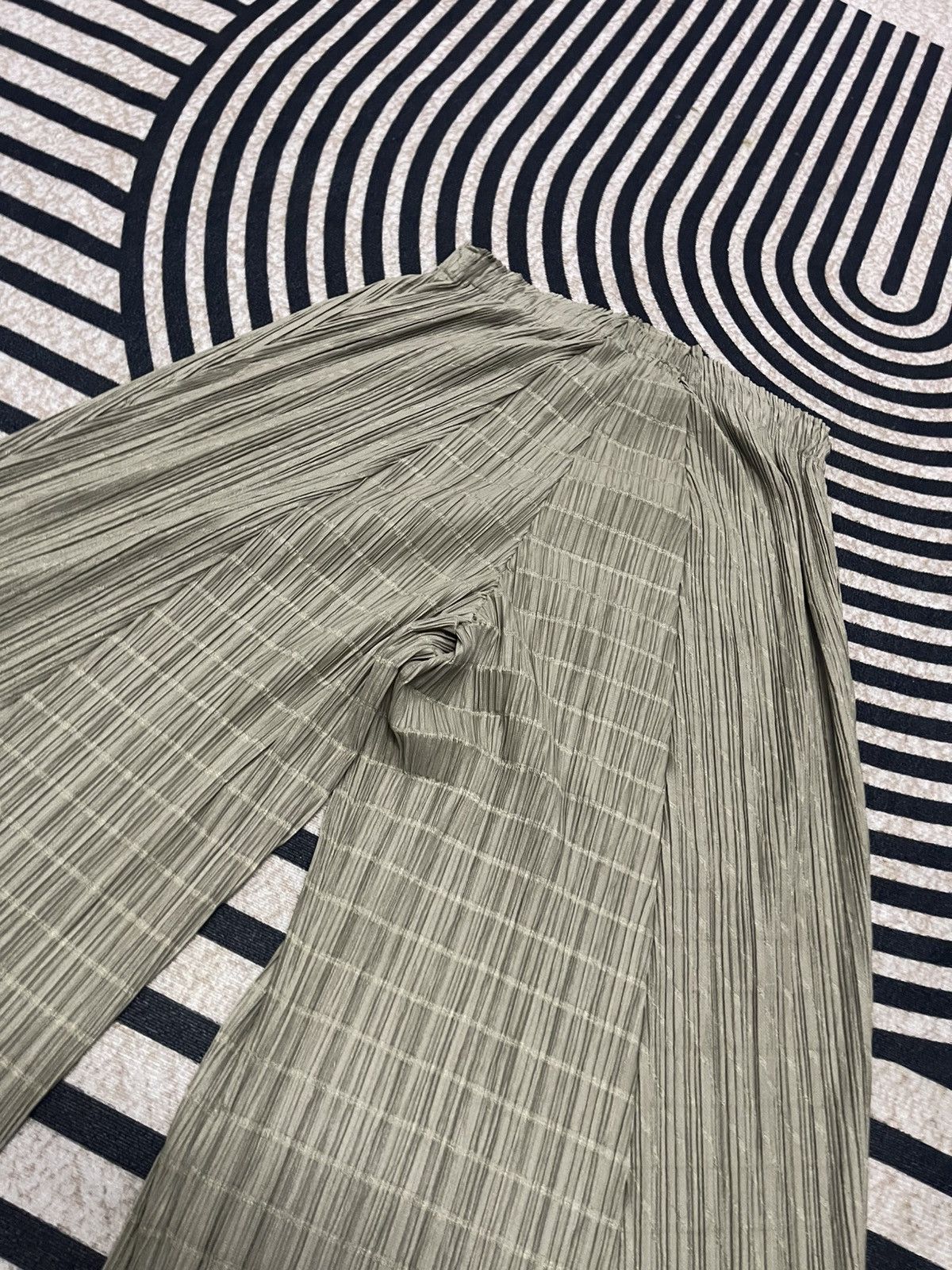 Pleats Please Issey Miyake 90s PLEATS PLEASE ISSEY MIYAKE PLISSE EFFECT FLARE TROUSERS Size 30" / US 8 / IT 44 - 10 Thumbnail