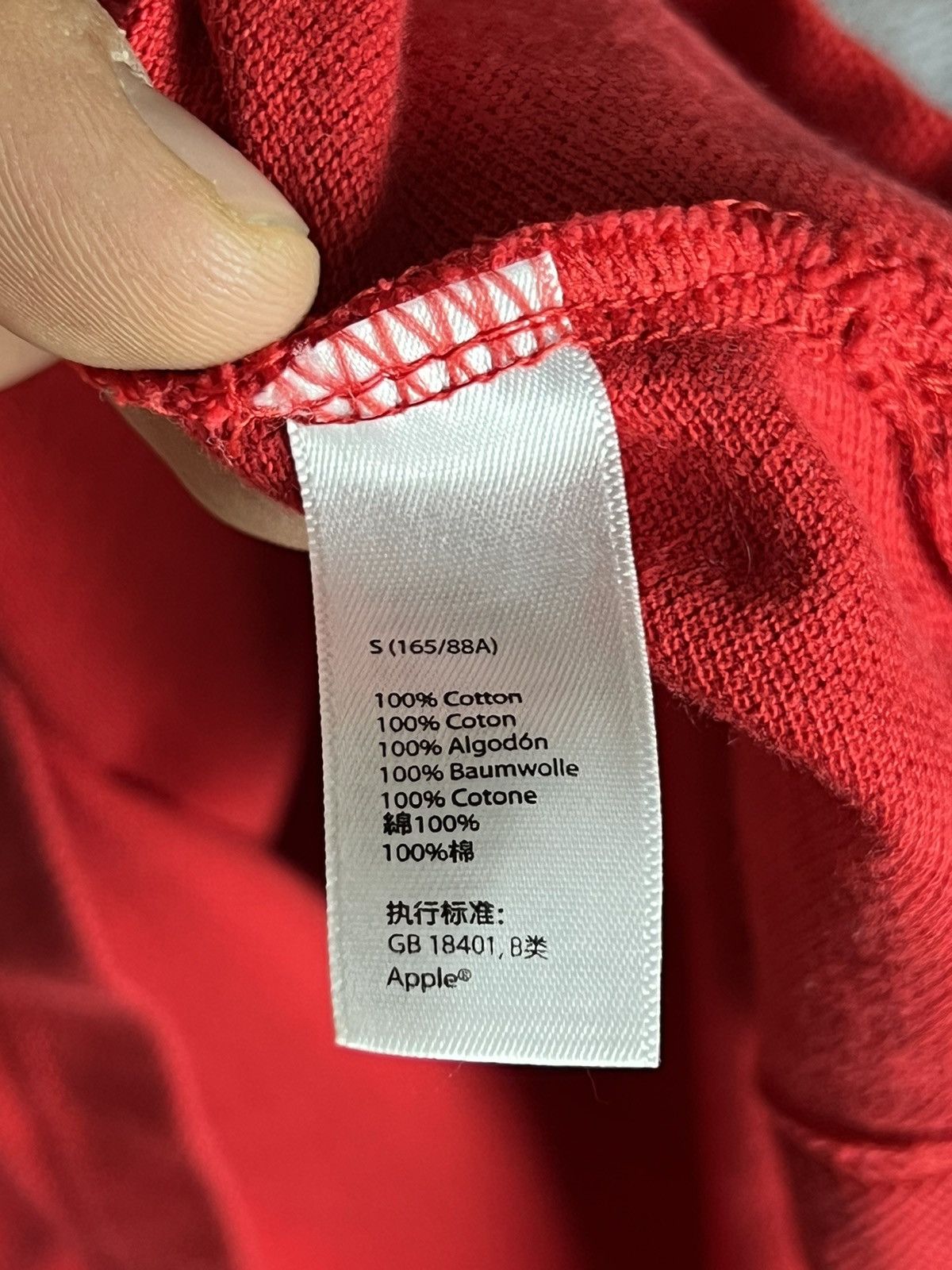 Apple 00s Apple employee embroidered logo red tee size small Size US S / EU 44-46 / 1 - 9 Thumbnail
