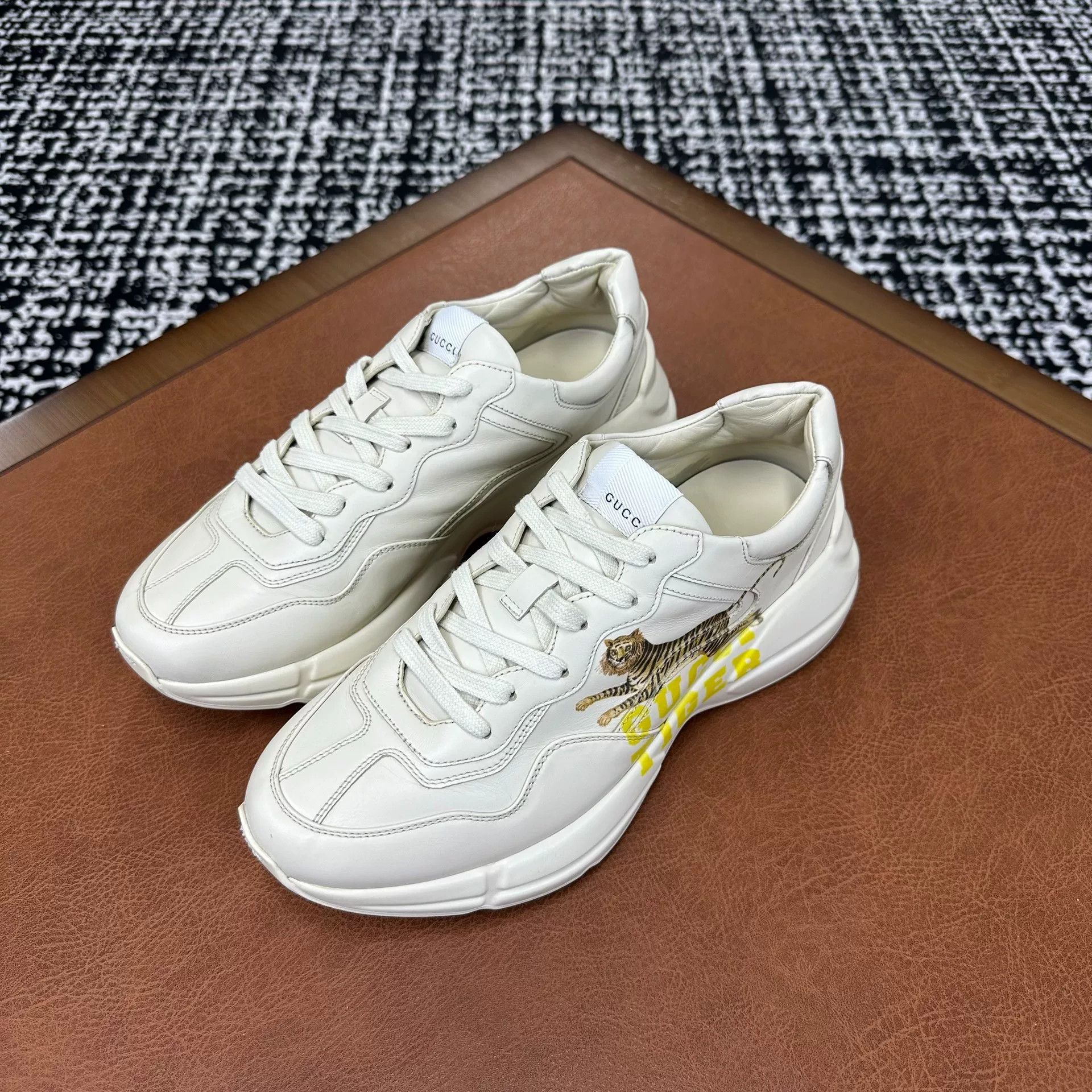 Gucci Gucci Tiger Printed Lowtop Sneakers 8 Men Size US 8 / EU 41 - 1 Thumbnail