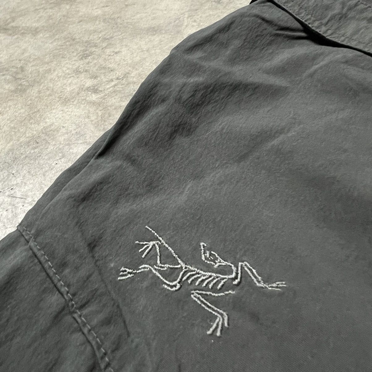 Arc'teryx × Vintage Vintage Arc’Teryx Asymmetrical Pocket Outdoor Shorts Size US 34 / EU 50 - 4 Thumbnail