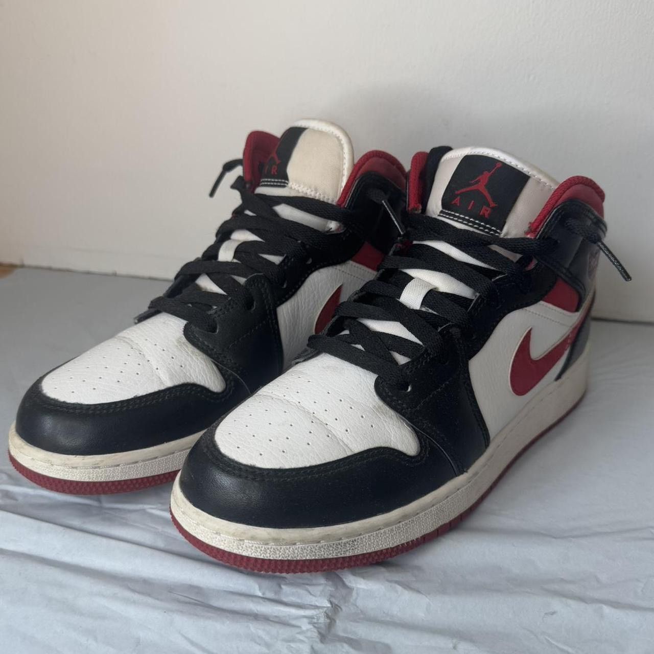 Jordan Brand Nike Air Jordan Retro 1 Mid Sneakers Size US 7 / EU 40 - 3 Thumbnail
