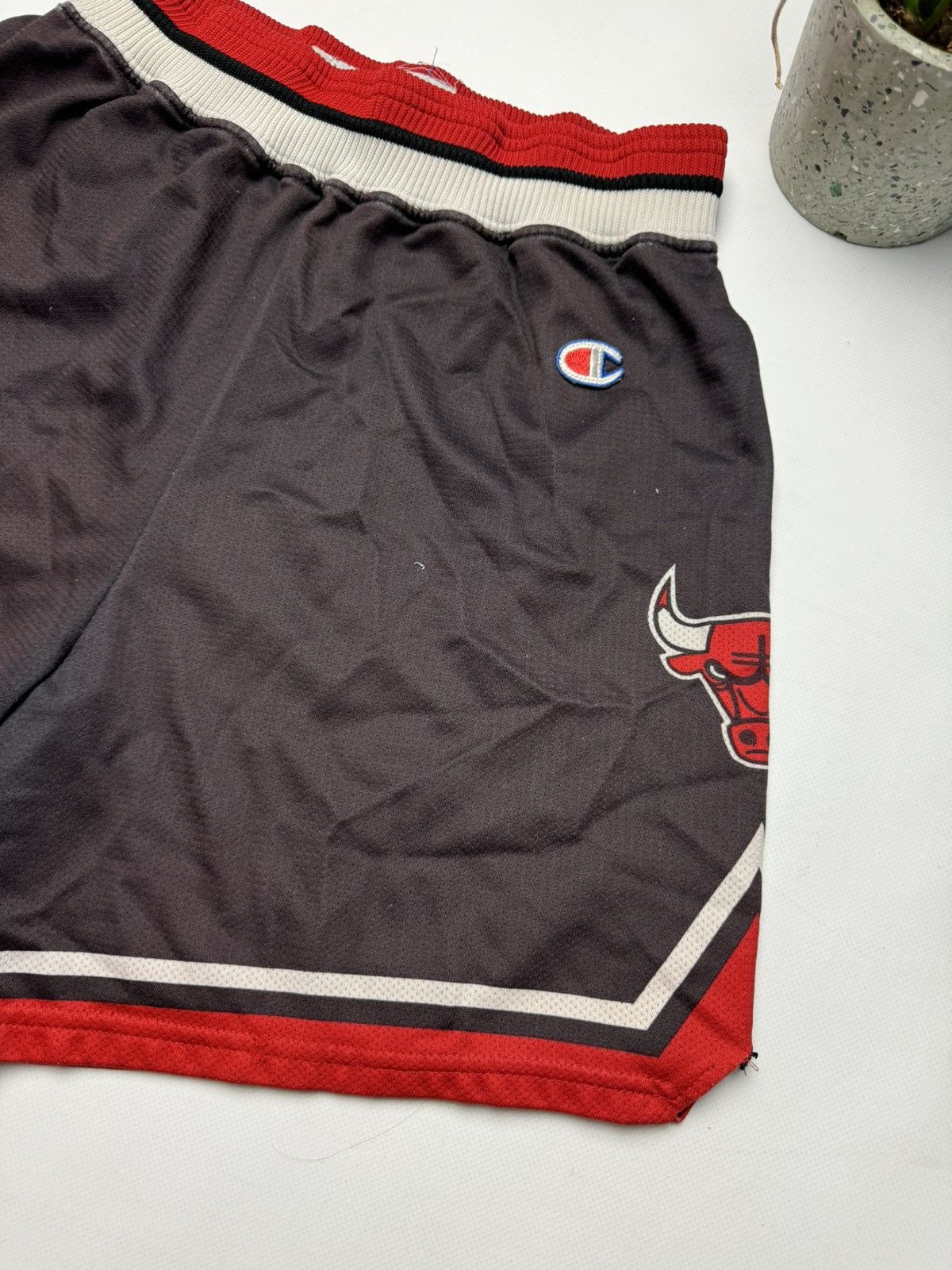 Champion × NBA × Vintage Rare vintage Chicago bulls NBA champion shorts Size US 32 / EU 48 - 2 Thumbnail
