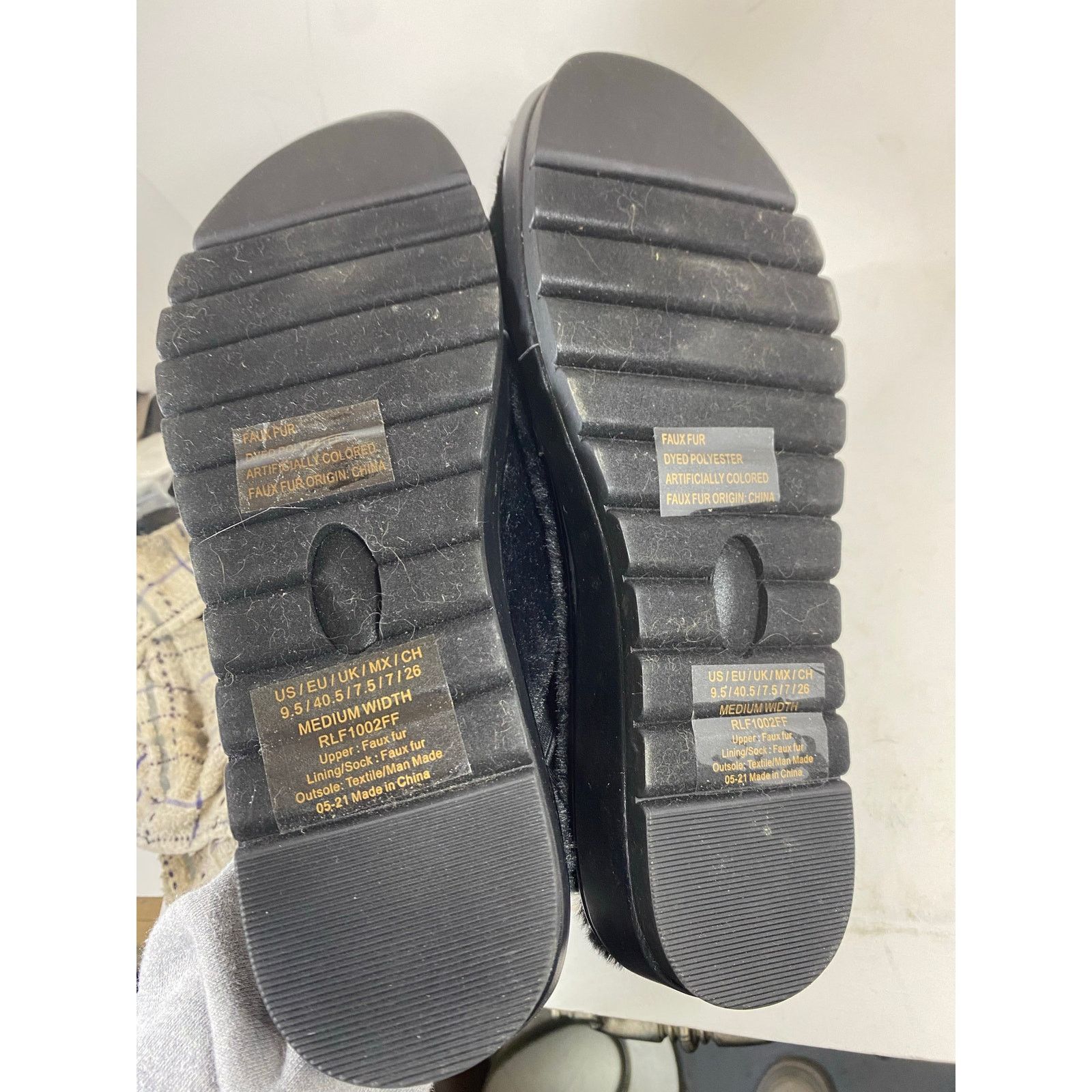 Kenneth Cole NEW Reaction Kenneth Cole Black Fuzzy Slipper 9.5W Size US 9.5 / IT 39.5 - 8 Thumbnail