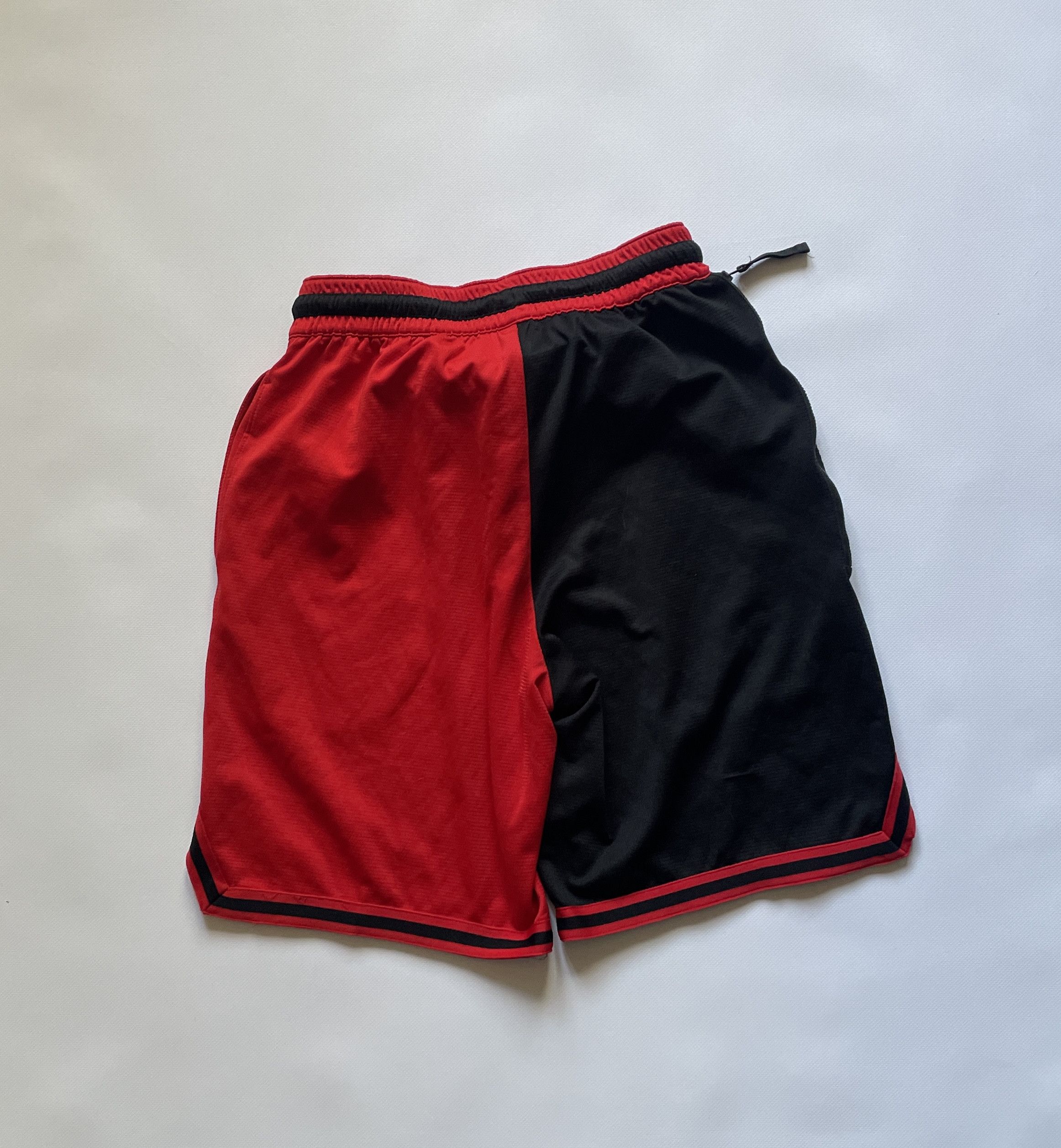 Nike Chicago Bulls Courtside NIKE NBA Shorts Size US 30 / EU 46 - 2 Thumbnail