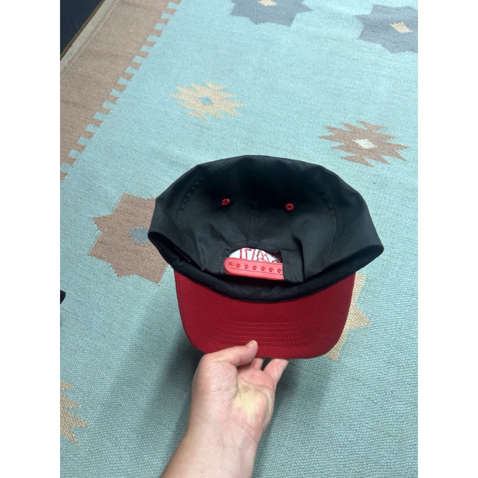 Vintage VINTAGE CAT SnapBack Hat Cap Men Adjustable Black Red 2 Tone Caterpillar Construction Cat Theme Mens Size ONE SIZE - 4 Thumbnail