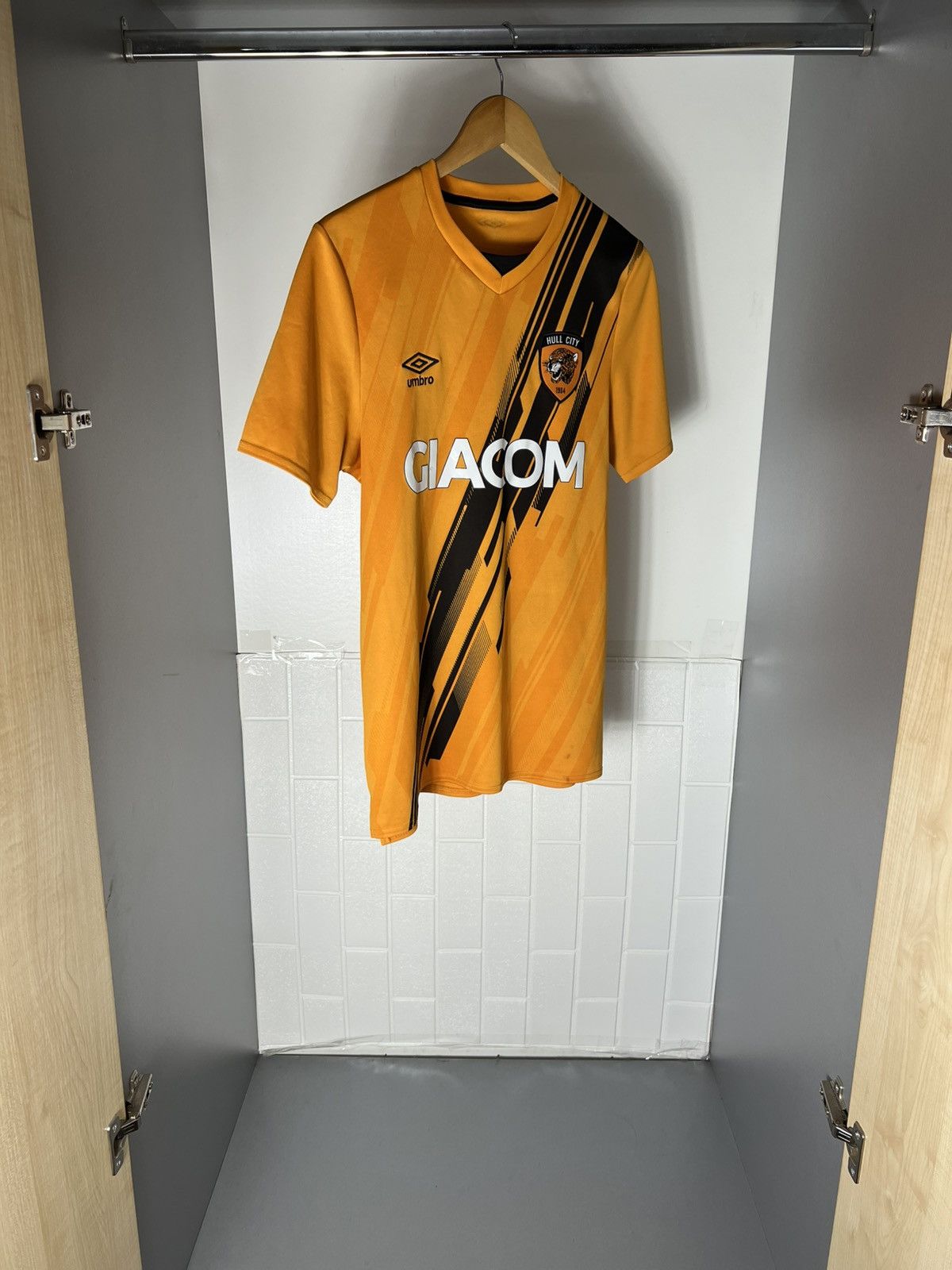 Umbro VINTAGE UMBRO FC HULL CITY ENGLAND SOCCER JERSEY RETRO Y2K Size US S / EU 44-46 / 1 - 3 Thumbnail