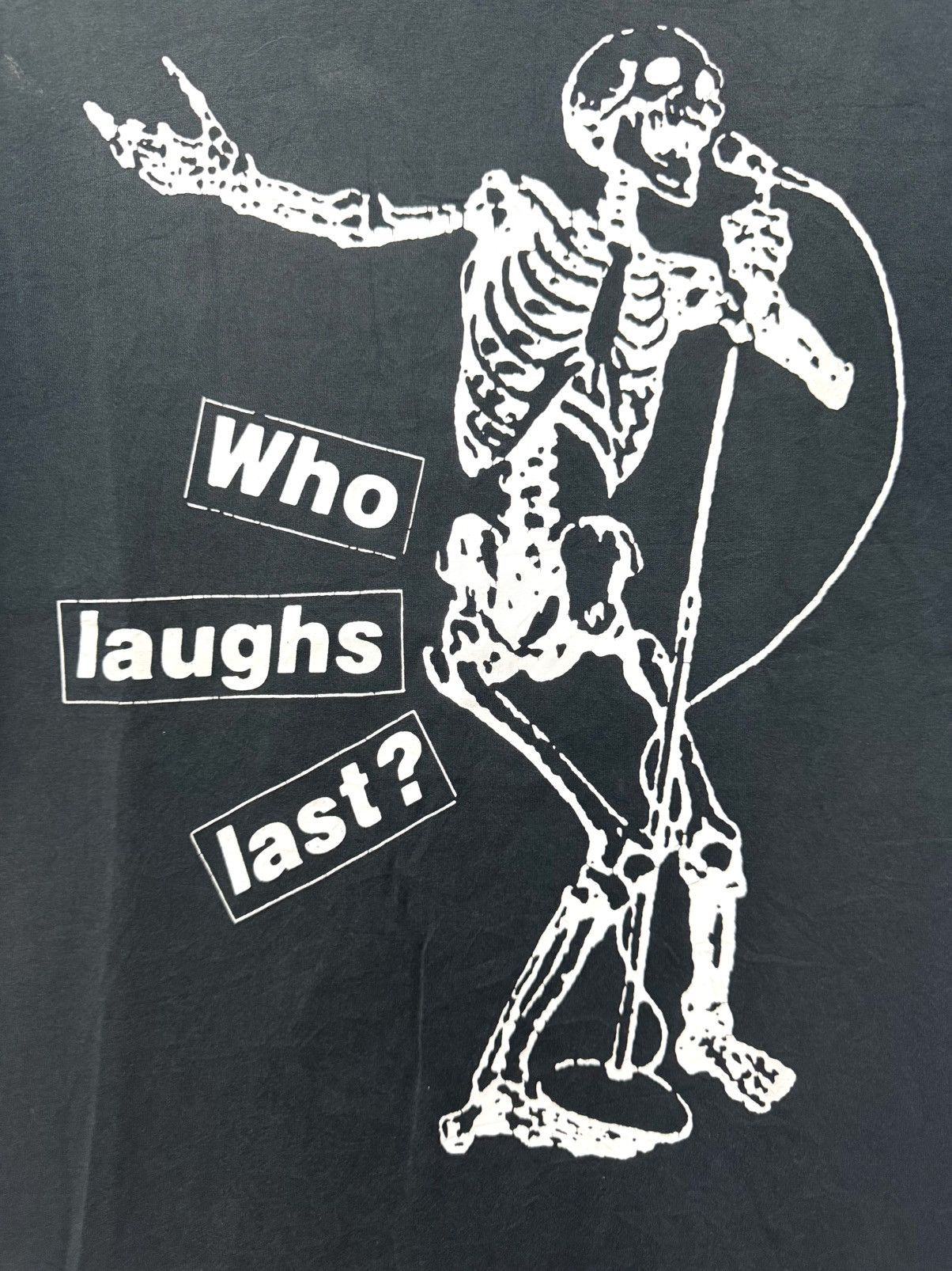 Barbara Kruger × Vintage Vintage Barbara Kruger Skull Who Laughs Last T shirt Size US M / EU 48-50 / 2 - 2 Thumbnail