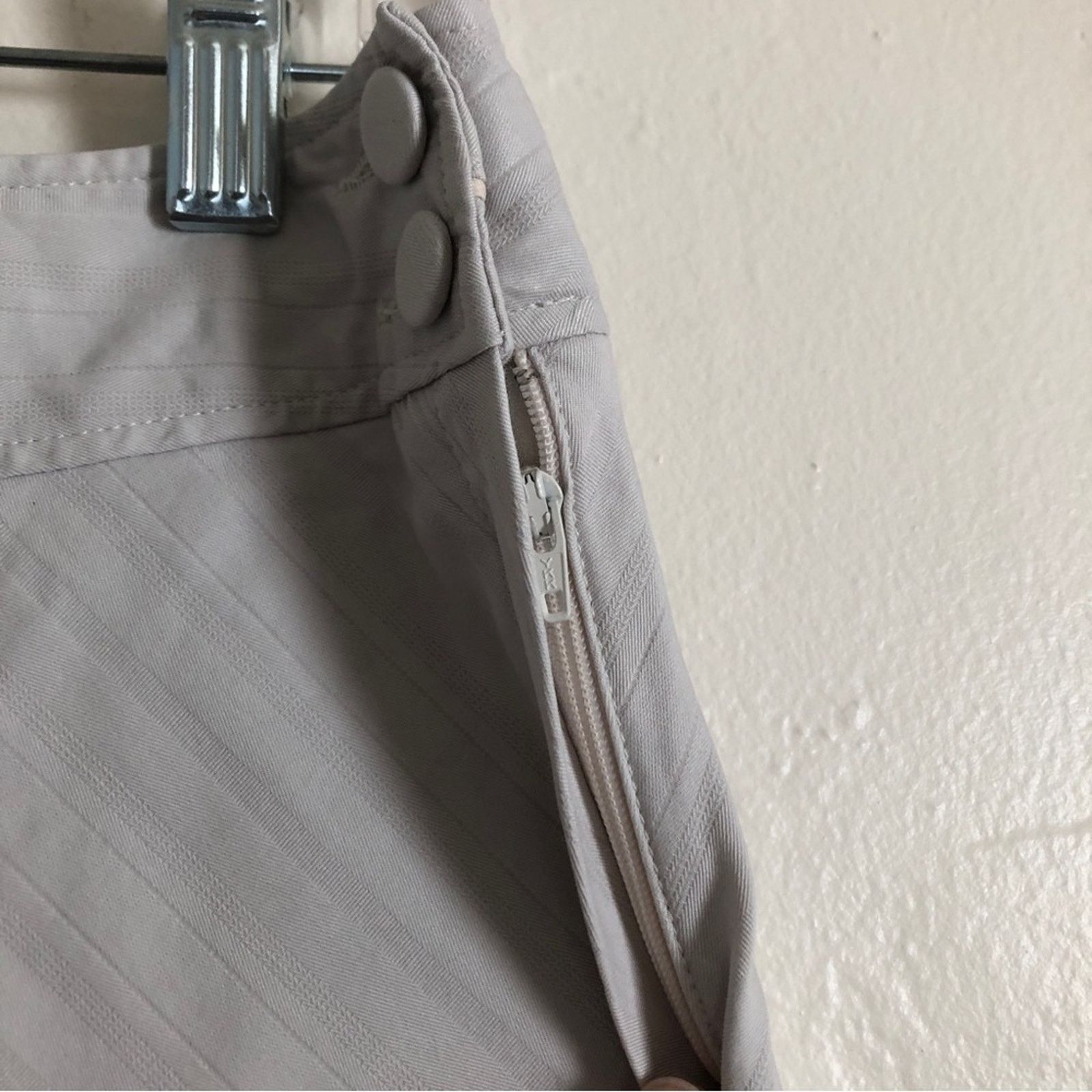 NEXT Next UK Light Gray White Geometric Button A-Line Midi Skirt Size 30" / US 8 / IT 44 - 4 Thumbnail