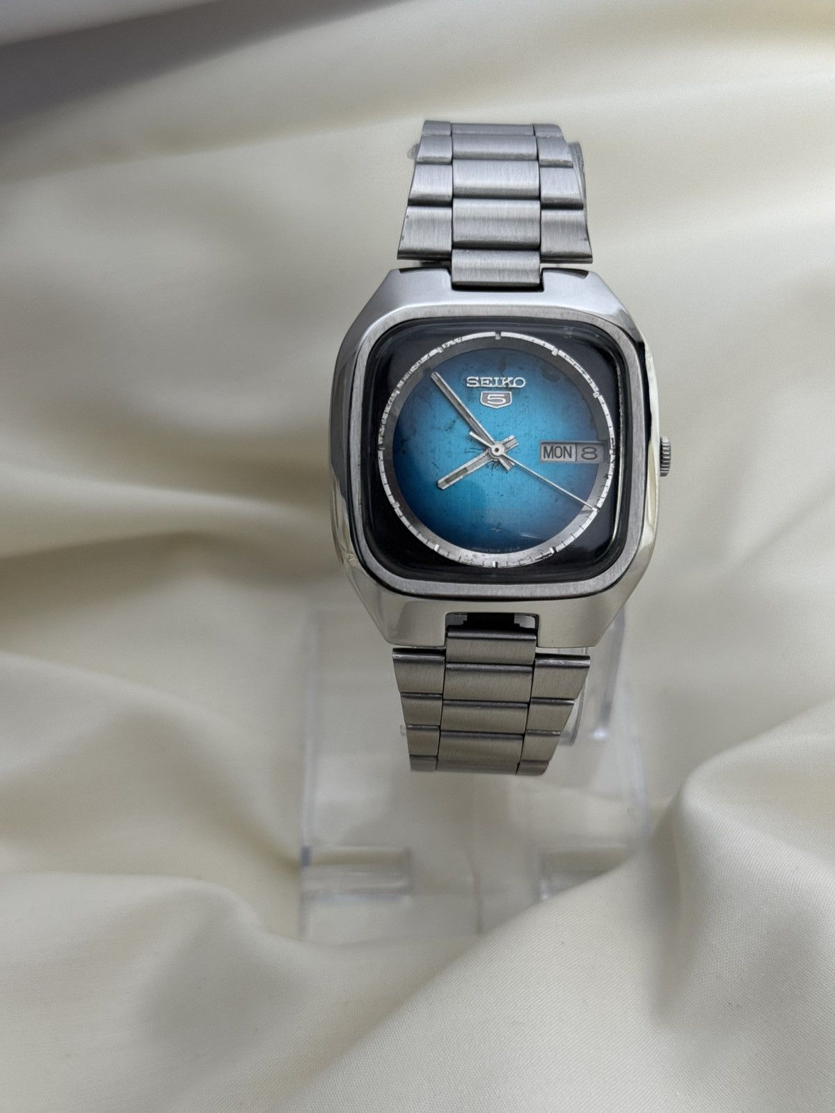 Seiko Seiko 5 Japan Vintage TV Case Blue Fade Dial 21J Automatic Size 36 - 6 Thumbnail
