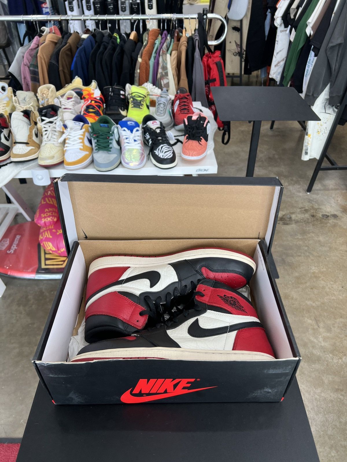 Jordan Brand Air Jordan 1 Bred Toe Sz. 11.5 (2018) Size US 11.5 / EU 44-45 - 10 Thumbnail