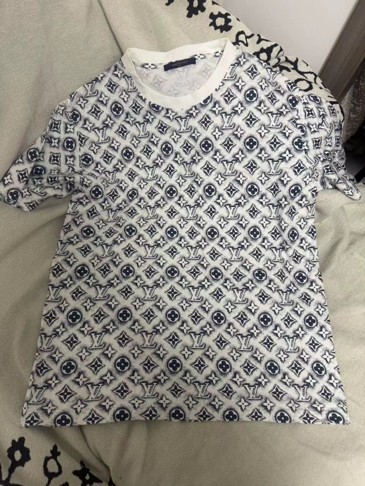 Louis Vuitton LV Brand New Short Sleeve T-shirt Size US XL / EU 56 / 4 - 1 Thumbnail