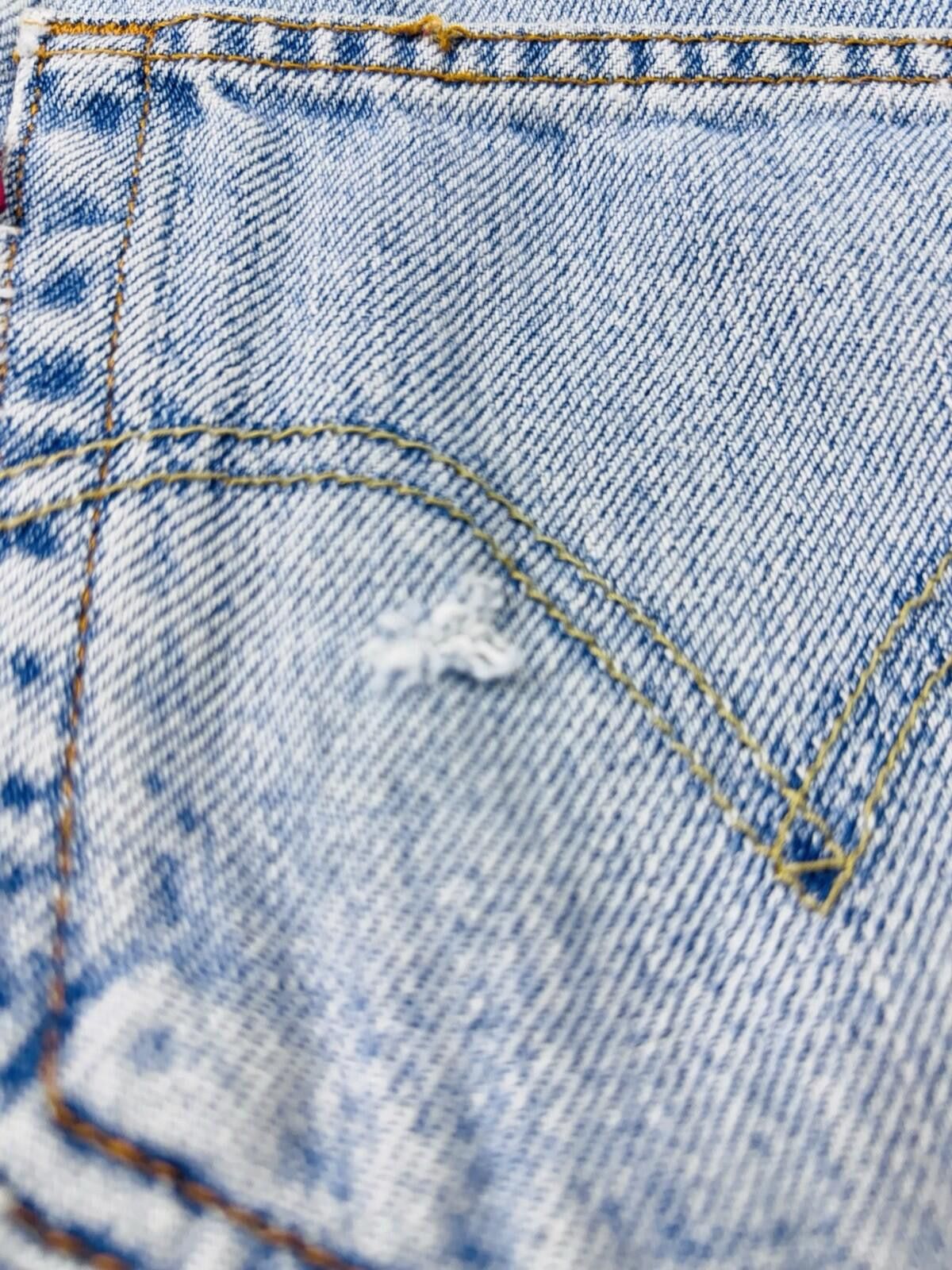 Levi's Vintage Levi's 550 Relaxed Fit Jeans in a Light Denim 36x34 Size US 36 / EU 52 - 3 Thumbnail