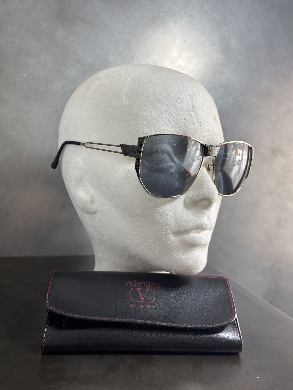 Valentino 1980s Vintage Valentino Sunglasses Metal Aviator 5419 Case Size ONE SIZE - 5 Thumbnail