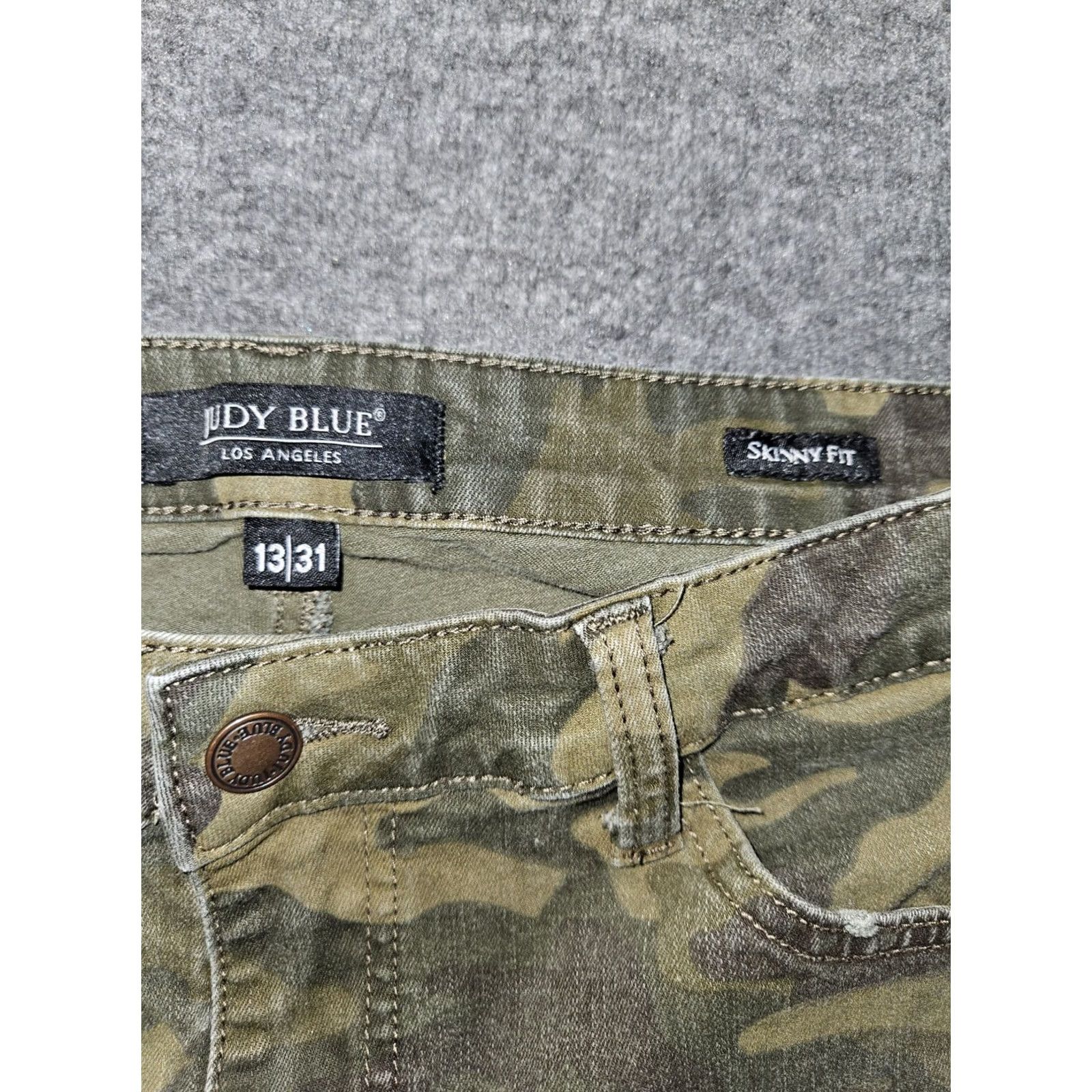 Vintage Judy Blue Skinny Fit Ankle Camo Jeans Women's 13/31 Mid Rise Distressed Frayed Camouflage Denim Pants Flannel? Size 34" / US 12 / IT 48 - 2 Thumbnail
