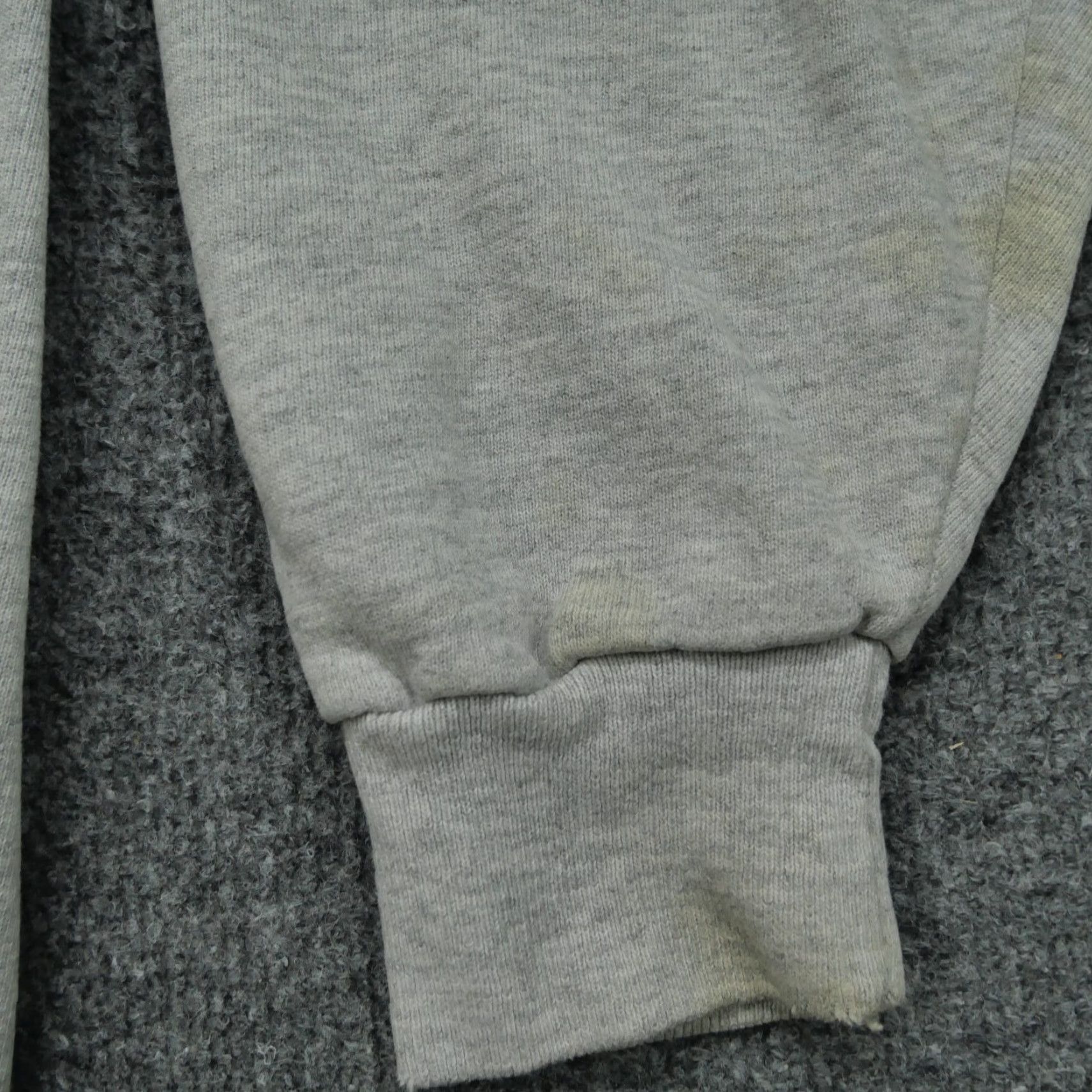 Champion VINTAGE Champion Sweatshirt Mens L Grey Pullover 90s Y2K Logo, Crew Neck, Long Sleeve, Cotton-Polyester, Fleece, Winter, 90s, Sweatshirt, Regular Fit Size US L / EU 52-54 / 3 - 4 Thumbnail