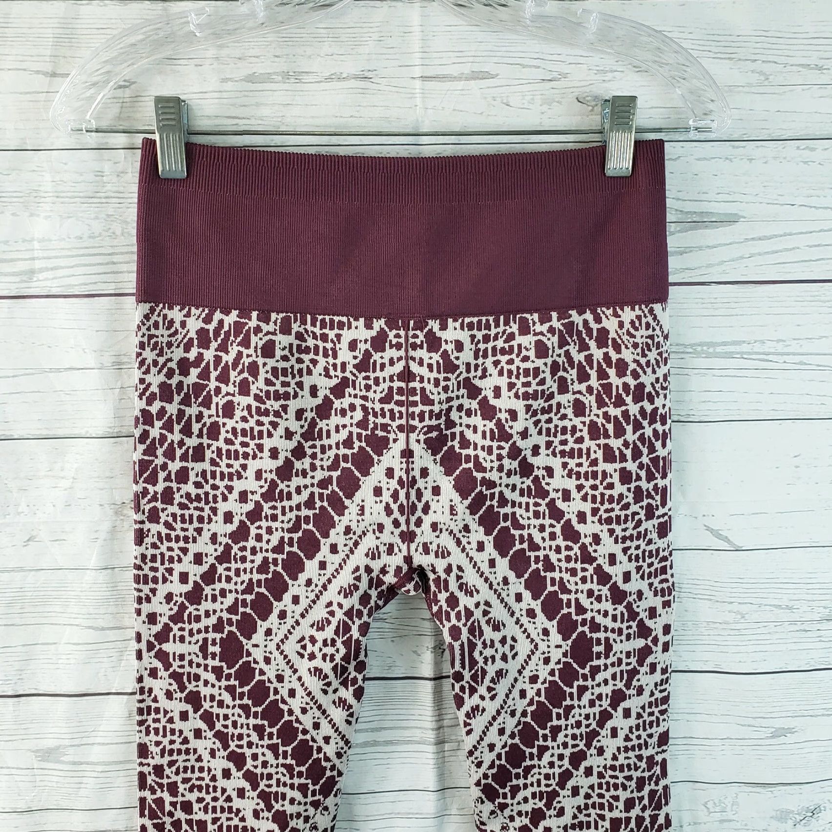 Fabletics Fabletics Womens High Waisted Seamless Lace Capri Leggings Sz M Capri Red Burgundy Lace Capris Ladies Mid Rise 21 Inseam Womens Size 32" / US 10 / IT 46 - 4 Thumbnail