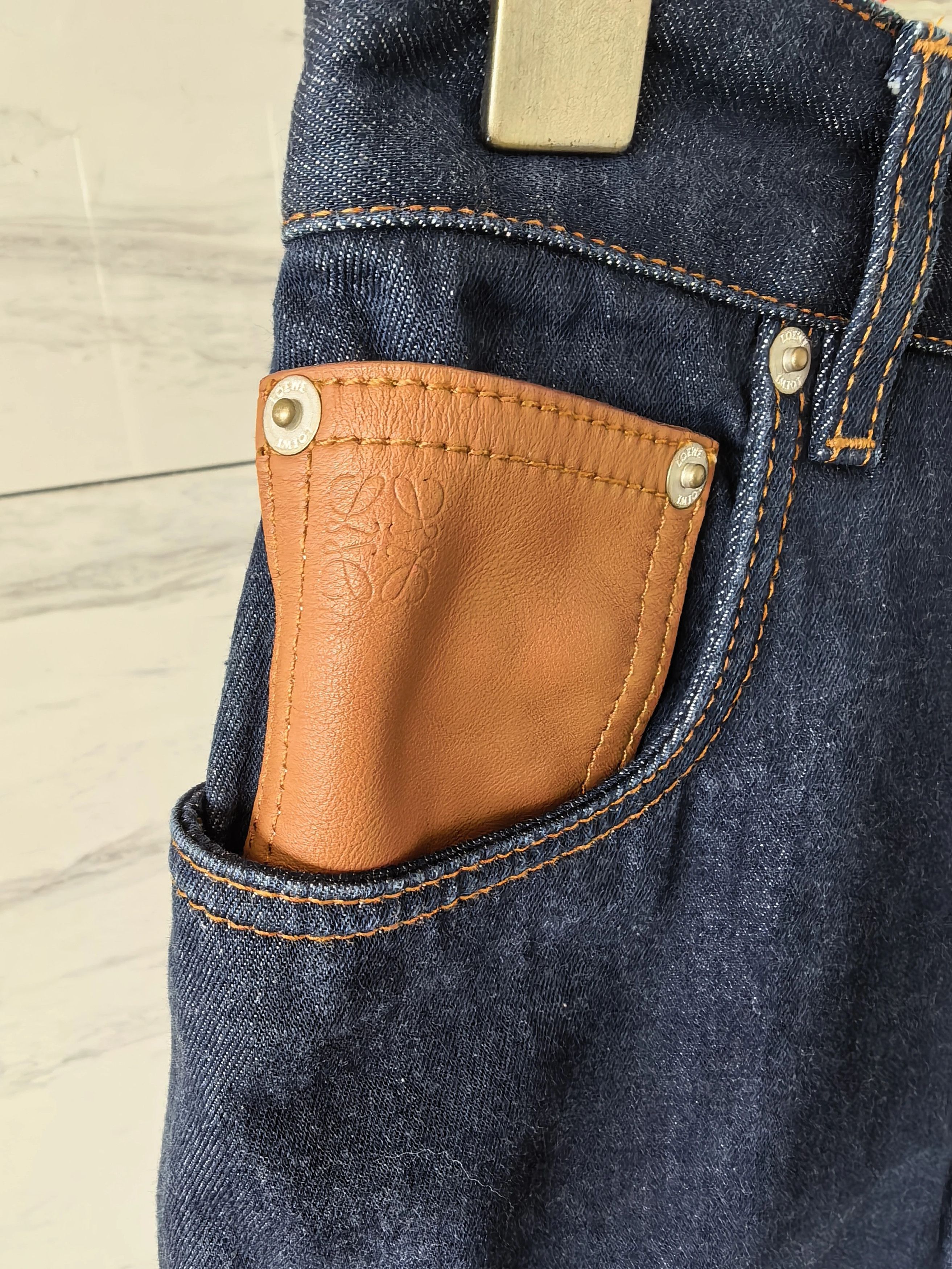 Loewe Loewe SS23 36 Logo Leather Tag Short Size 25" / US 0 / IT 36 - 5 Thumbnail