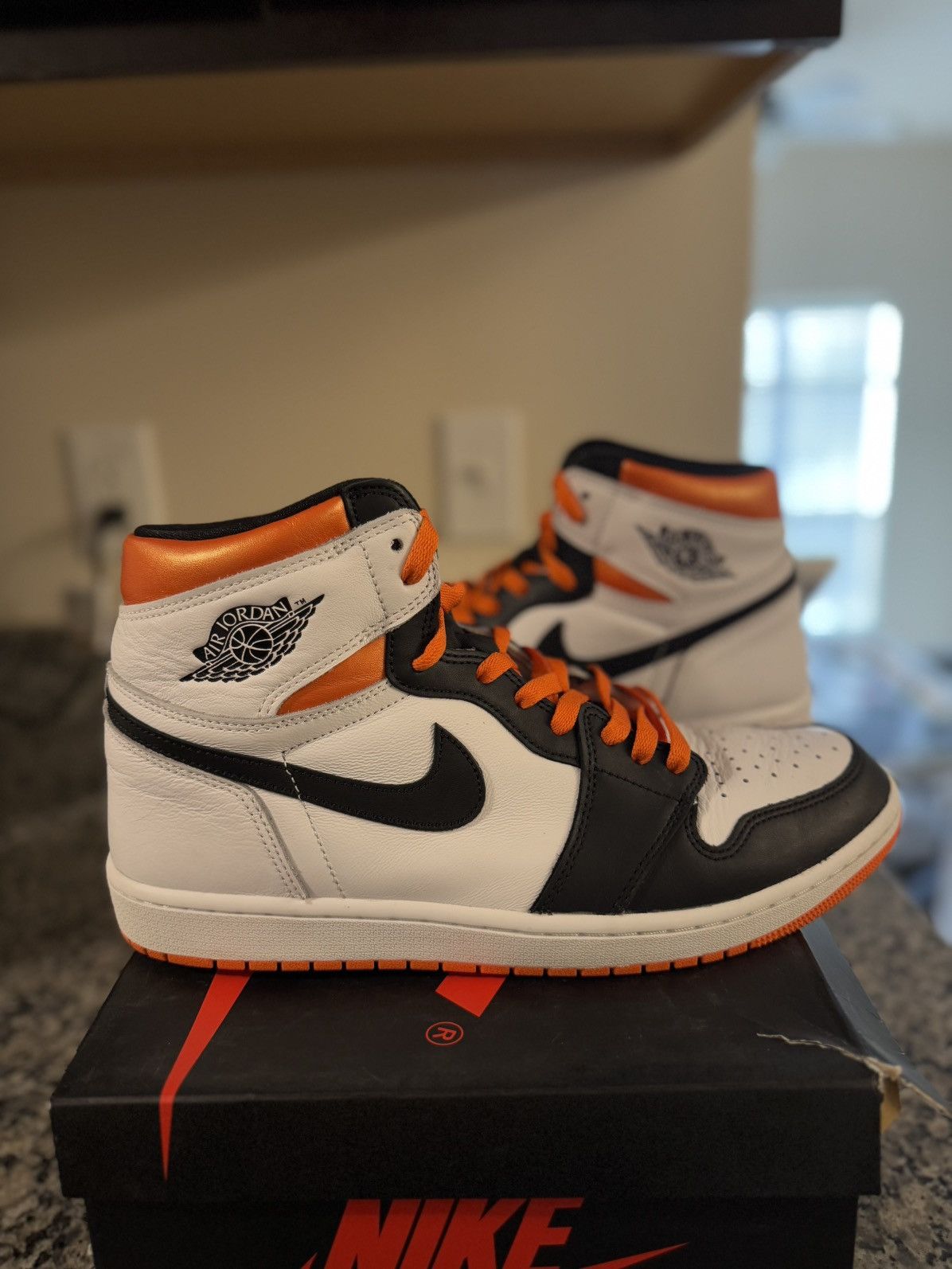 Jordan Brand × Nike Jordan 1 Electro Orange Size 11.5 W BOX Size US 11.5 / EU 44-45 - 1 Thumbnail