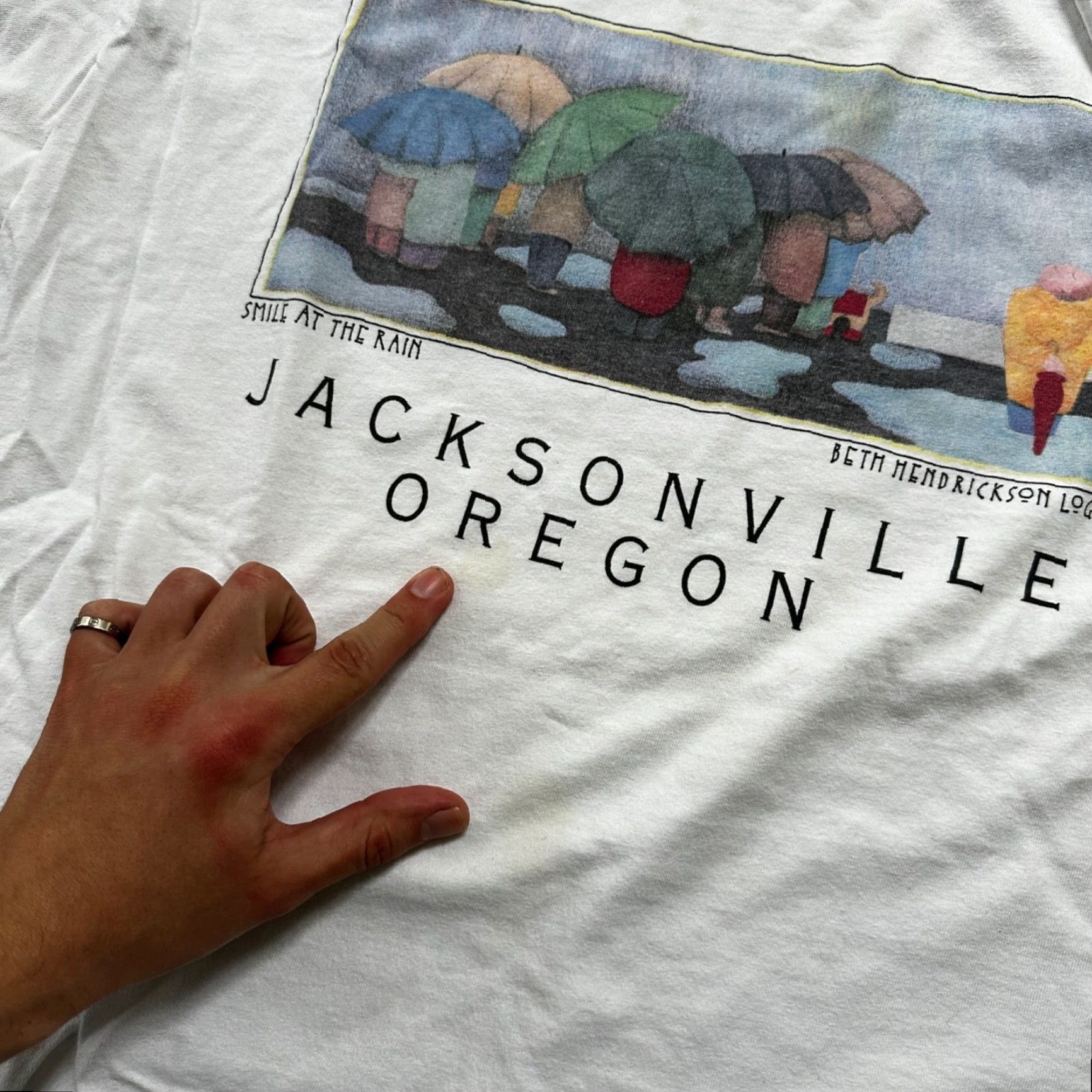 Rains VINTAGE Jacksonville Oregon Smile at Rain T Shirt Beth Logan Art PDX Umbrella Sad XL White Mens T-Shirt 70s 80s 90s Size US XL / EU 56 / 4 - 7 Thumbnail
