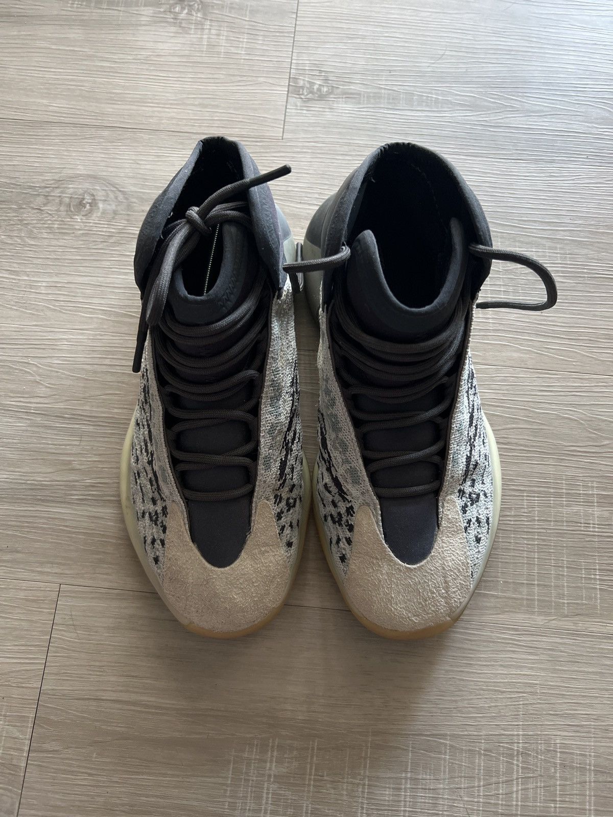 adidas gazelle silver green womens Yeezy QNTM 'Mono Carbon'