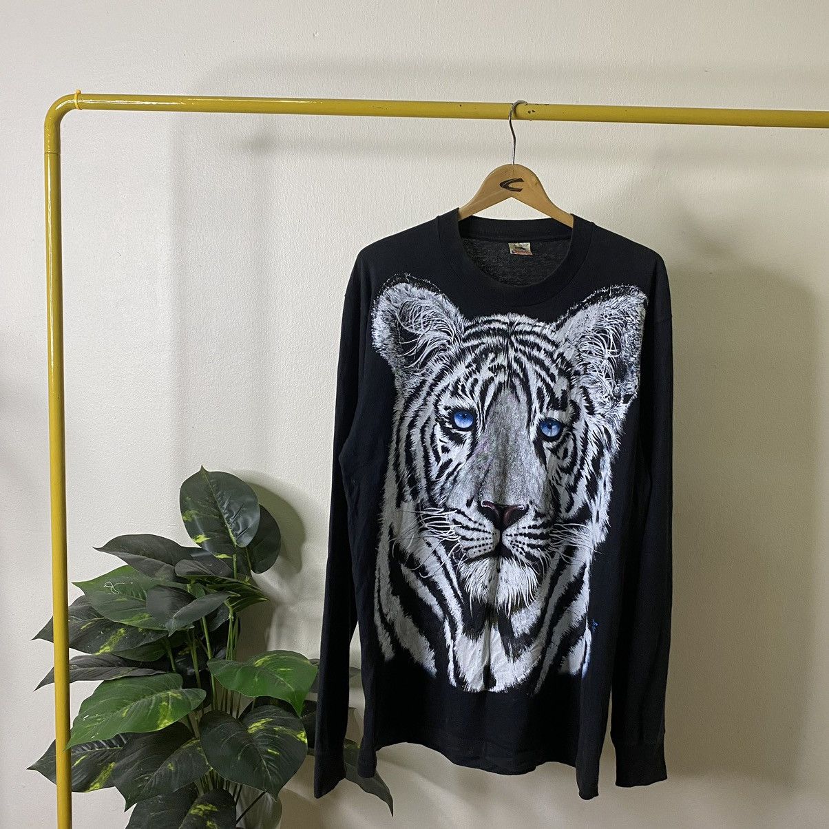 Vintage Vintage 1990s White Tiger Big Graphic LS Tee Size US L / EU 52-54 / 3 - 1 Thumbnail