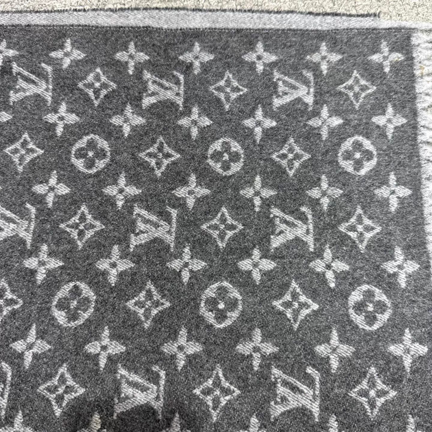 Louis Vuitton LV Gradient Monogram Wool Scarf 200x37cm 99 New Size ONE SIZE - 3 Thumbnail