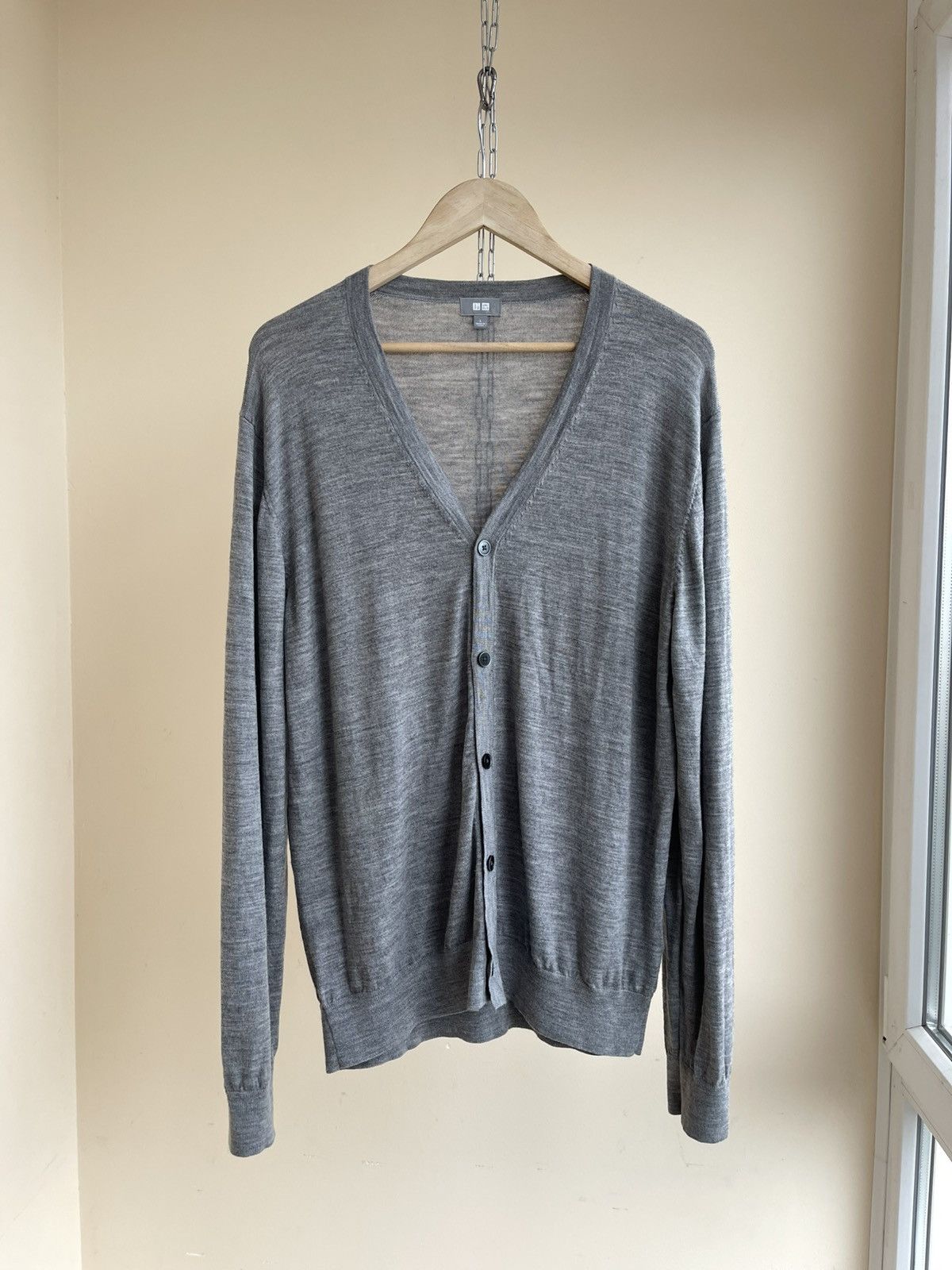 Uniqlo Uniqlo V-Neck Pure New Wool Lightweight Button-Up Cardigan Size US L / EU 52-54 / 3 - 1 Thumbnail