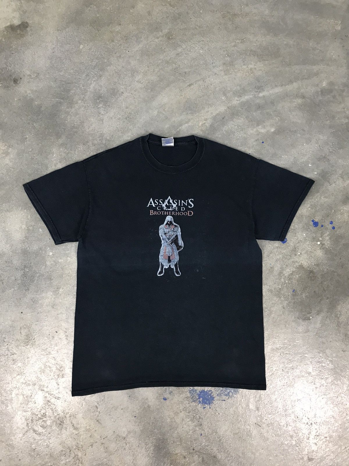 image of Exclusive Game x Movie Assassin Creed Brotherhood Distressed Tee in Faded Black, Men's (Size Medium