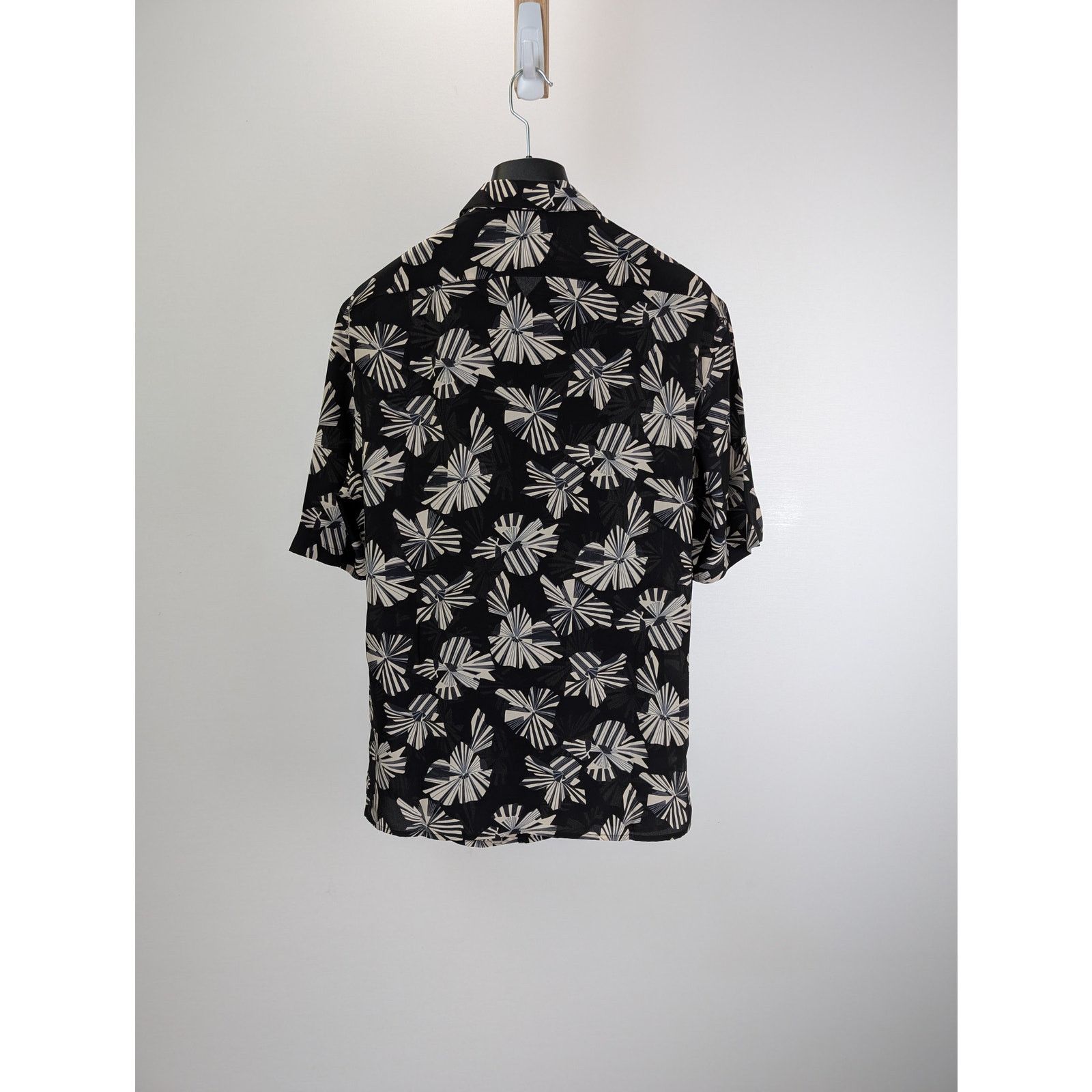 Saint Laurent Paris o1rshd1 Imprime Fleur Origami Half sleeve Shirt in Noir Size US S / EU 44-46 / 1 - 10 Thumbnail