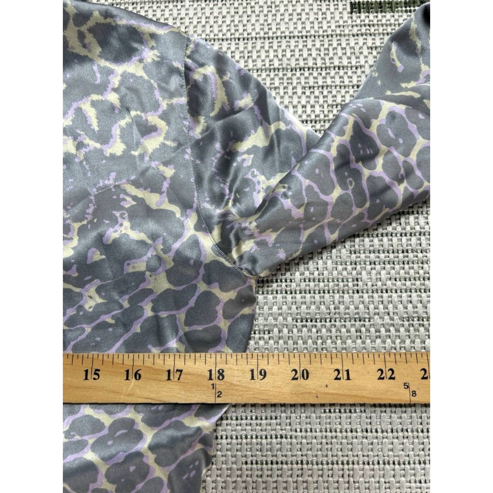 Giorgio Armani Giorgio Armani Blouse Womens 46 Gray Silk Animal Print Casual Size L / US 10 / IT 46 - 6 Thumbnail