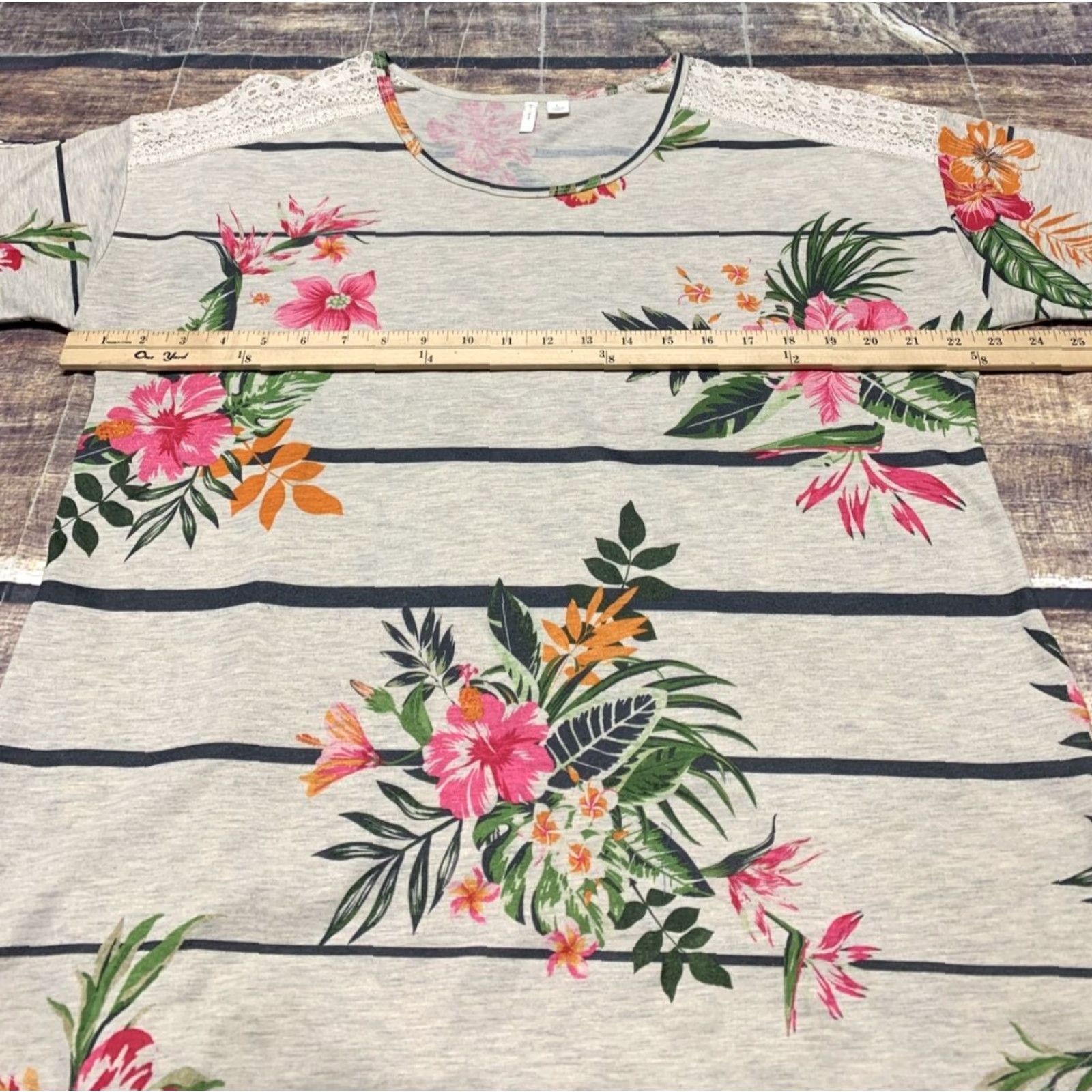 Vintage Est 1946 Woman’s Short Sleeve Top Shirt Size Large Floral Stripes Cream Green Womens Size L / US 10 / IT 46 - 5 Thumbnail