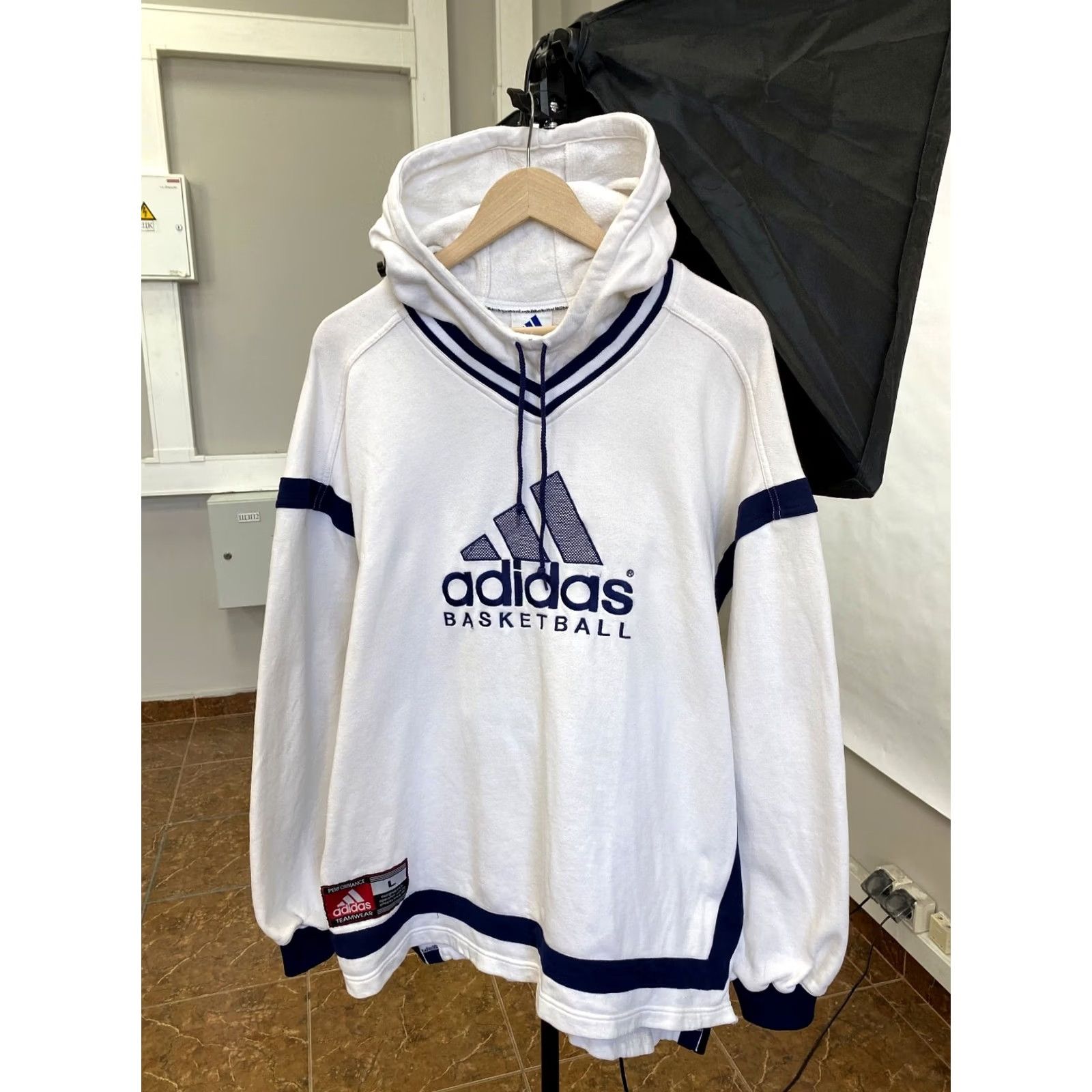 Adidas VINTAGE Adidas Basketball Hoodie Mens L White 90s 90s Basketball Hoodie Retro Rare Y2K Comfort Pullover Shirt Size US L / EU 52-54 / 3 - 2 Thumbnail